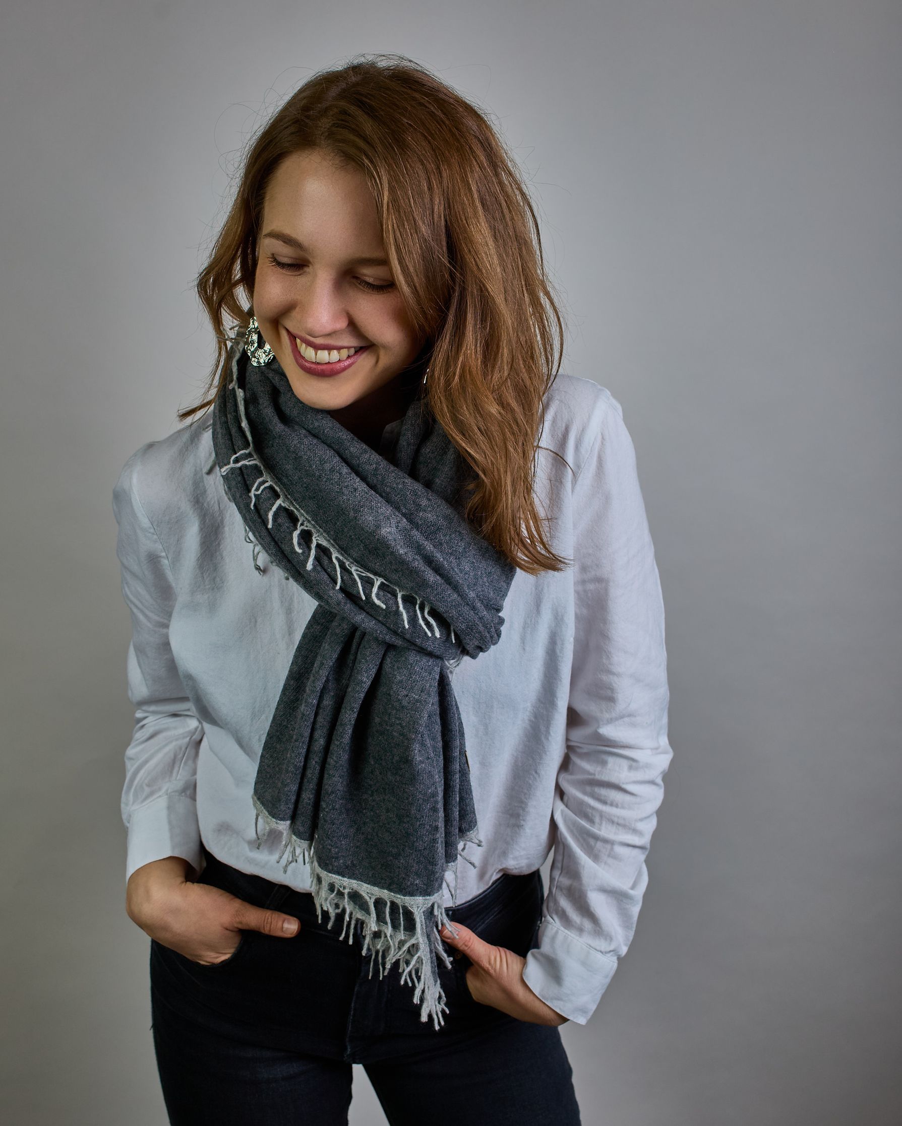 Eleganter dunkelgrauer Kaschmir Schal, leicht aufgeraute Oberfläche durch Filztechnik, kleine hellgraue Fransen an den Enden. #1