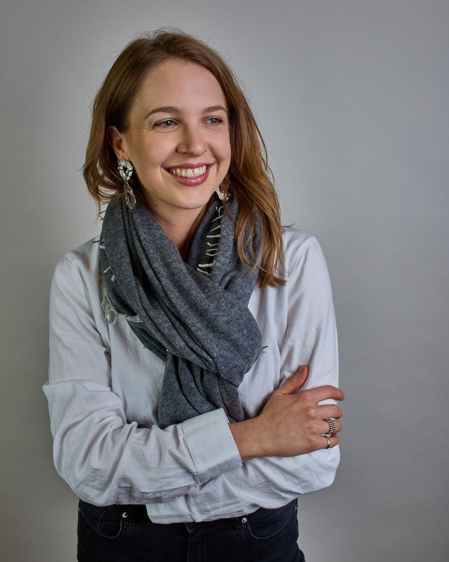 Eleganter dunkelgrauer Kaschmir Schal, leicht aufgeraute Oberfläche durch Filztechnik, kleine hellgraue Fransen an den Enden. #2