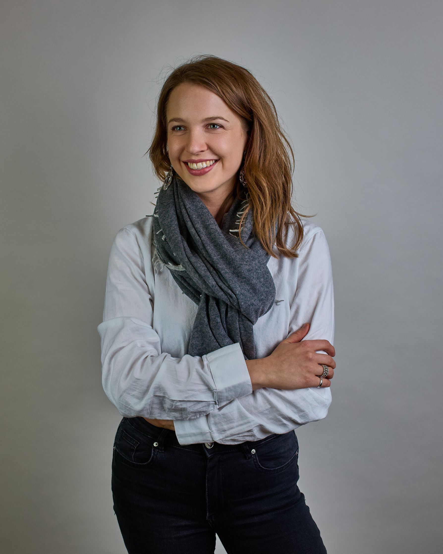 Eleganter dunkelgrauer Kaschmir Schal, leicht aufgeraute Oberfläche durch Filztechnik, kleine hellgraue Fransen an den Enden. #3