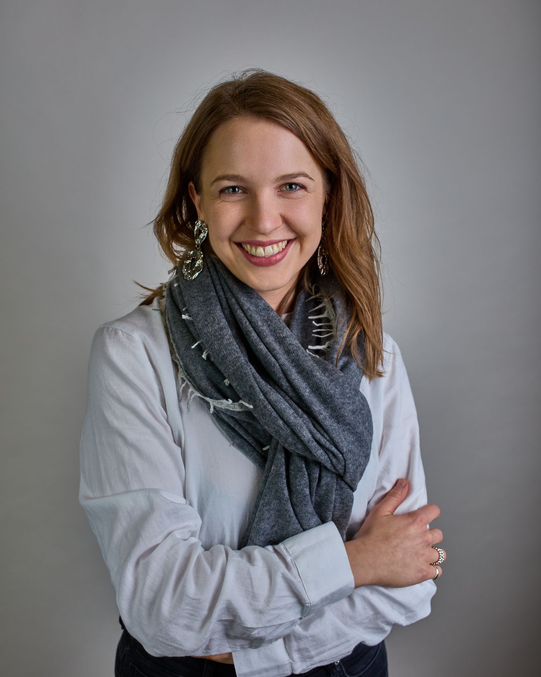 Eleganter dunkelgrauer Kaschmir Schal, leicht aufgeraute Oberfläche durch Filztechnik, kleine hellgraue Fransen an den Enden. #4