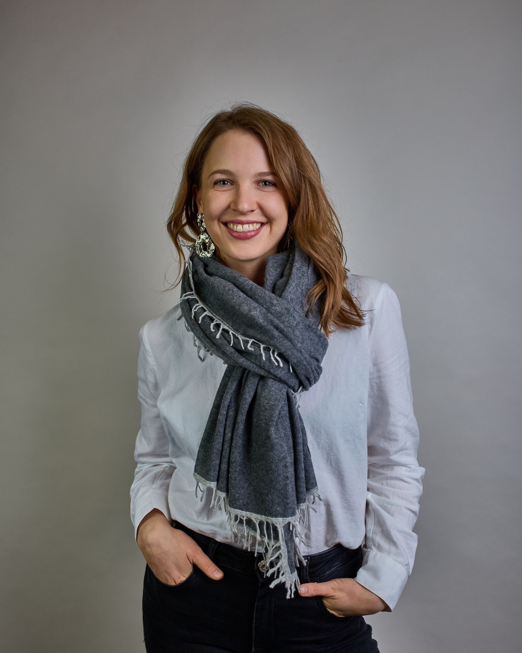 Eleganter dunkelgrauer Kaschmir Schal, leicht aufgeraute Oberfläche durch Filztechnik, kleine hellgraue Fransen an den Enden. #5