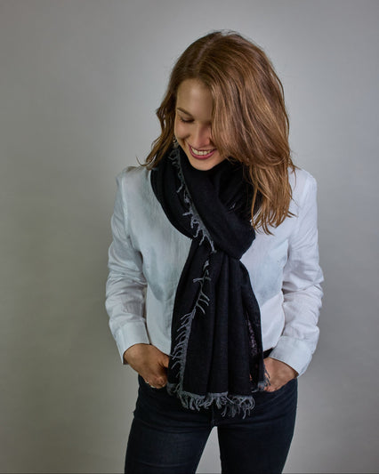 Eleganter schwarzer Kaschmir Schal, leicht aufgeraute Oberfläche durch Filztechnik, kleine dunkelgraue Fransen an den Enden. #1