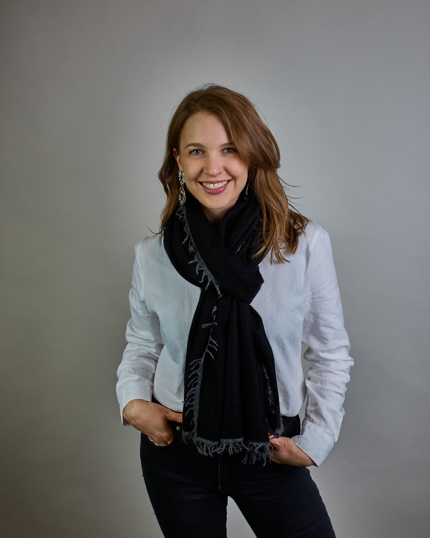 Eleganter schwarzer Kaschmir Schal, leicht aufgeraute Oberfläche durch Filztechnik, kleine dunkelgraue Fransen an den Enden. #2