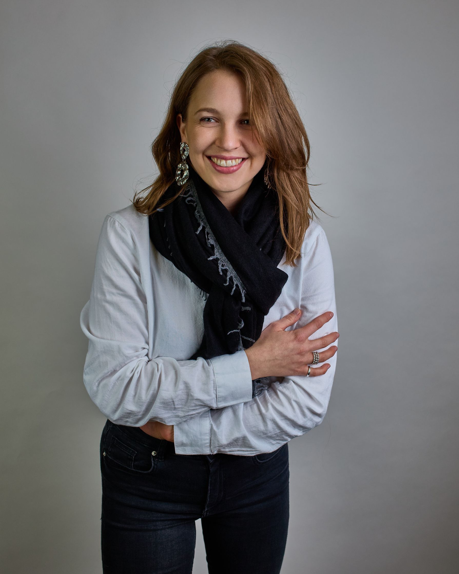 Eleganter schwarzer Kaschmir Schal, leicht aufgeraute Oberfläche durch Filztechnik, kleine dunkelgraue Fransen an den Enden. #3