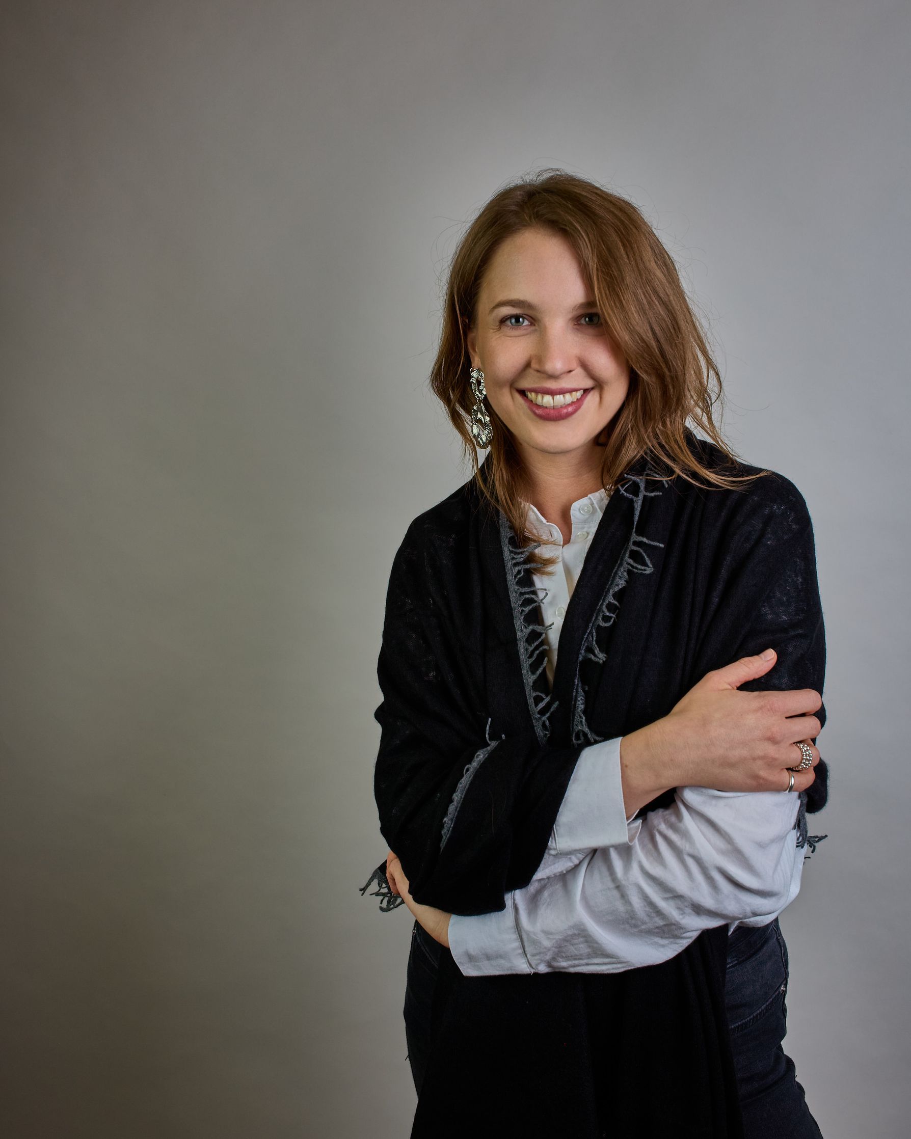 Eleganter schwarzer Kaschmir Schal, leicht aufgeraute Oberfläche durch Filztechnik, kleine dunkelgraue Fransen an den Enden. #4