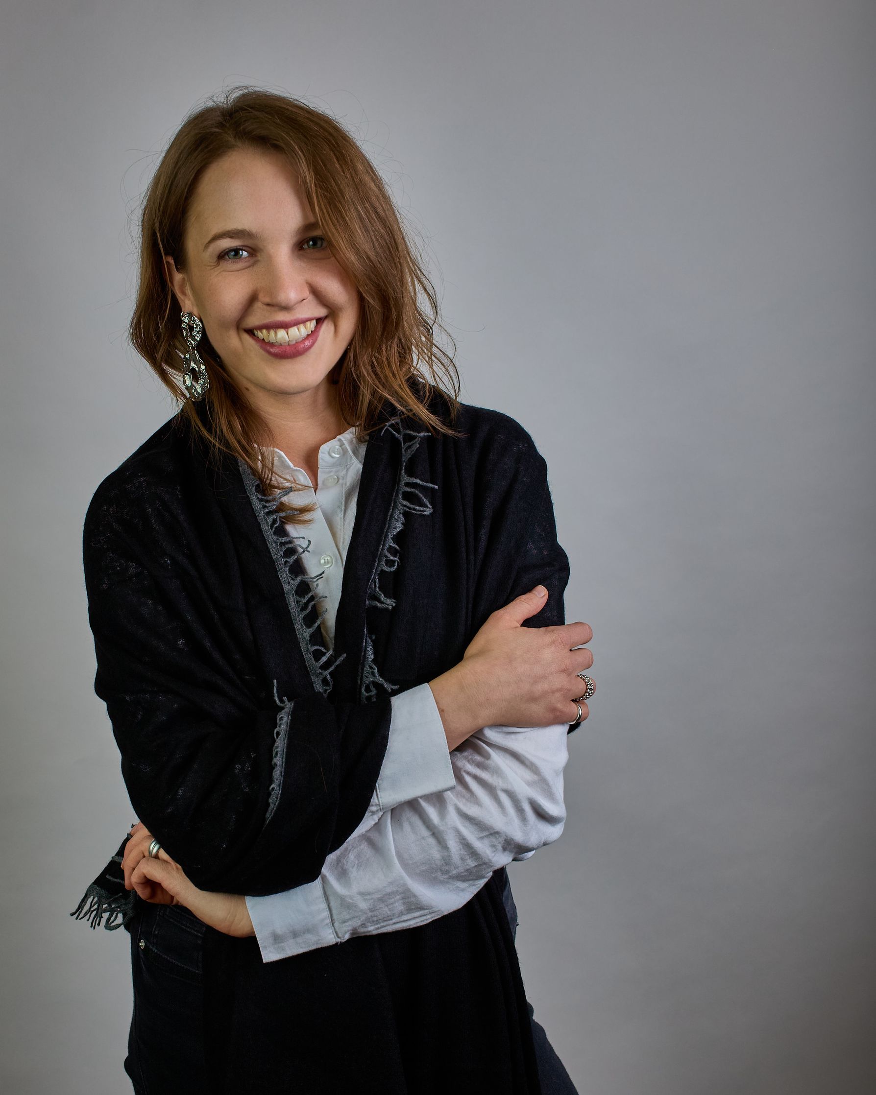 Eleganter schwarzer Kaschmir Schal, leicht aufgeraute Oberfläche durch Filztechnik, kleine dunkelgraue Fransen an den Enden. #5