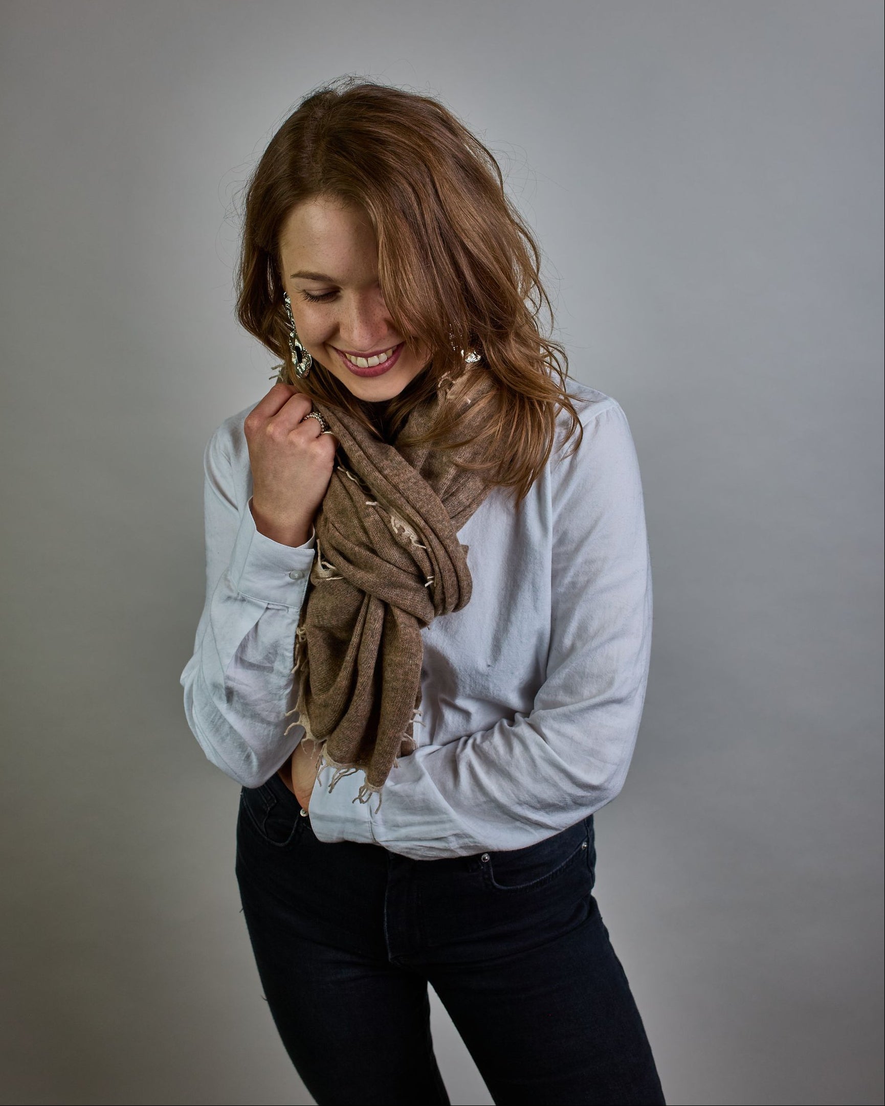 Eleganter beiger Kaschmir Schal, leicht aufgeraute Oberfläche durch Filztechnik, kleine cremefarbene Fransen an den Enden. #2