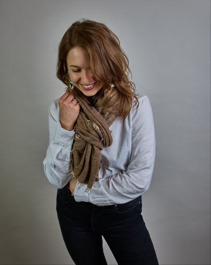 Eleganter beiger Kaschmir Schal, leicht aufgeraute Oberfläche durch Filztechnik, kleine cremefarbene Fransen an den Enden. #2