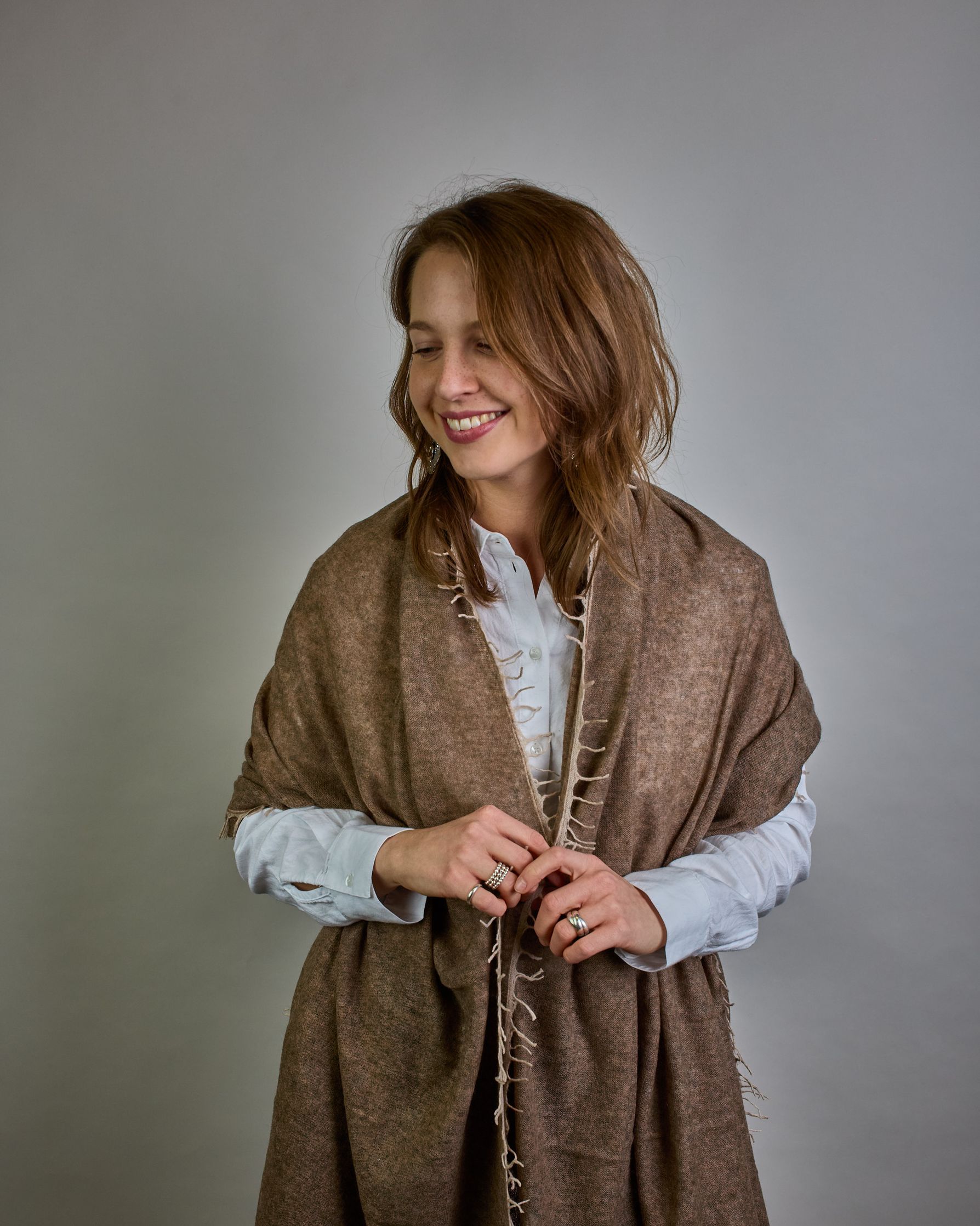 Eleganter beiger Kaschmir Schal, leicht aufgeraute Oberfläche durch Filztechnik, kleine cremefarbene Fransen an den Enden. #3