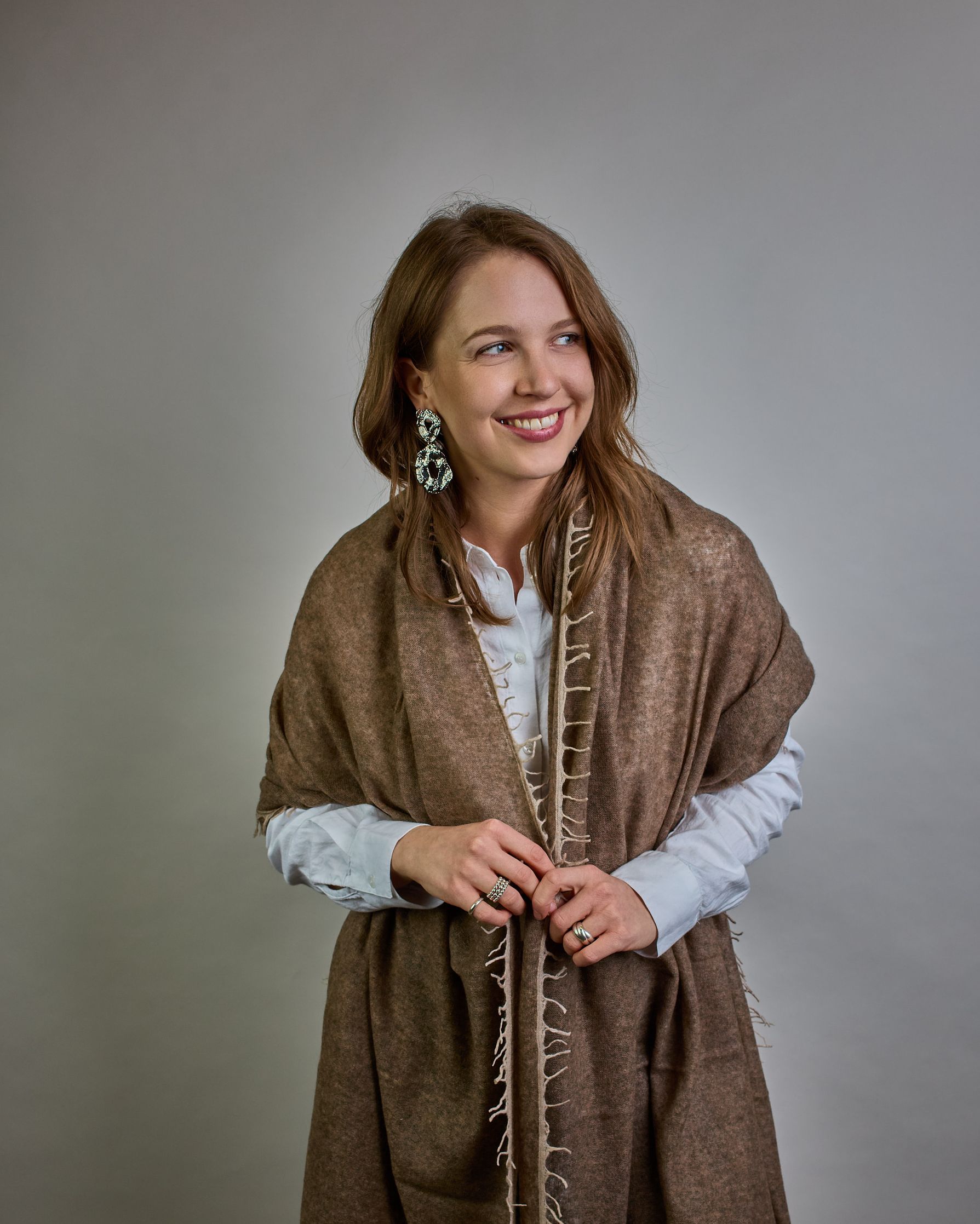 Eleganter beiger Kaschmir Schal, leicht aufgeraute Oberfläche durch Filztechnik, kleine cremefarbene Fransen an den Enden. #4