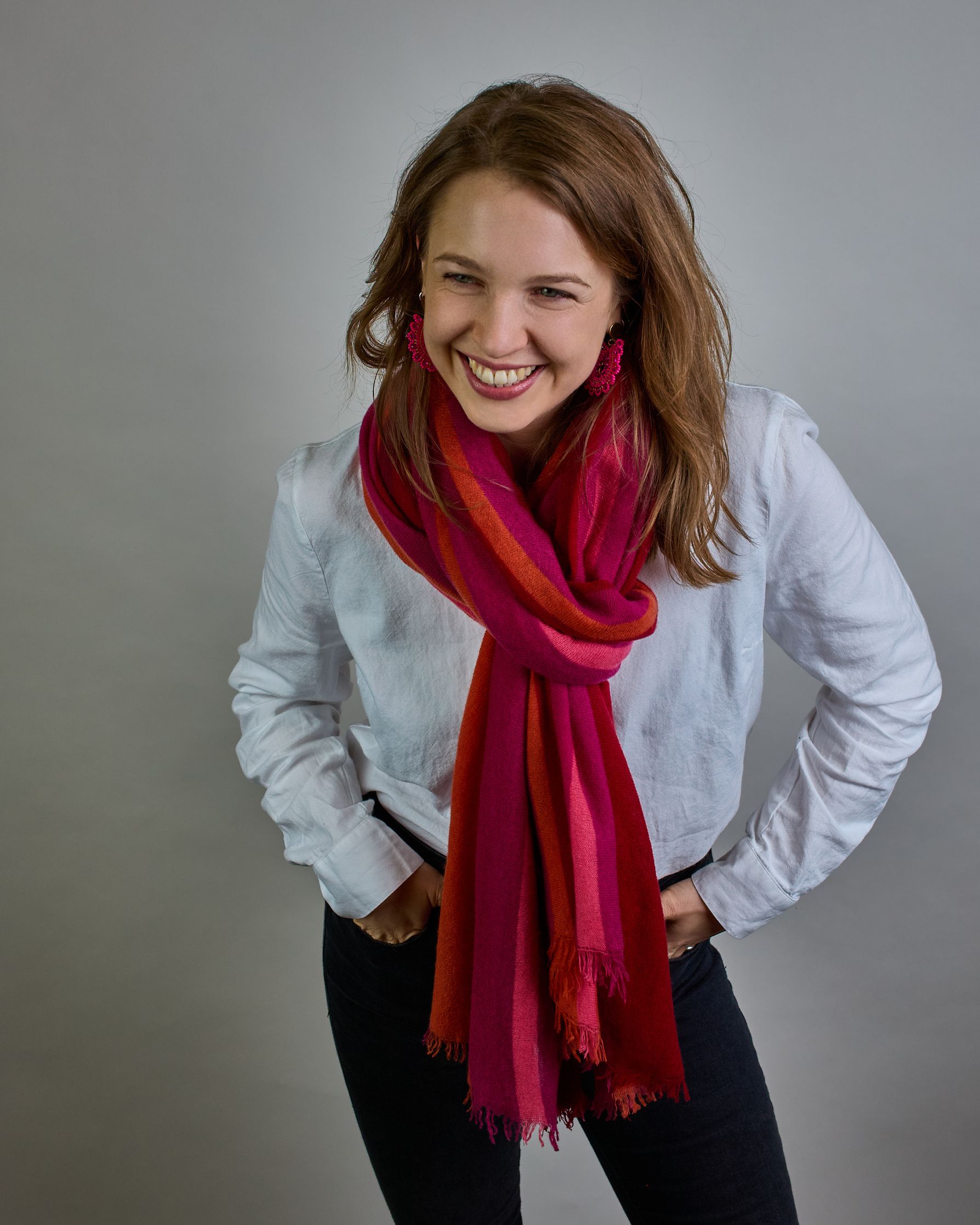 Eleganter gestreifter Kaschmir Schal in den Farben: magenta, rot, orange, bordaux, pink. Leicht aufgeraute Oberfläche durch Filztechnik, kleine Fransen an den Enden. #1