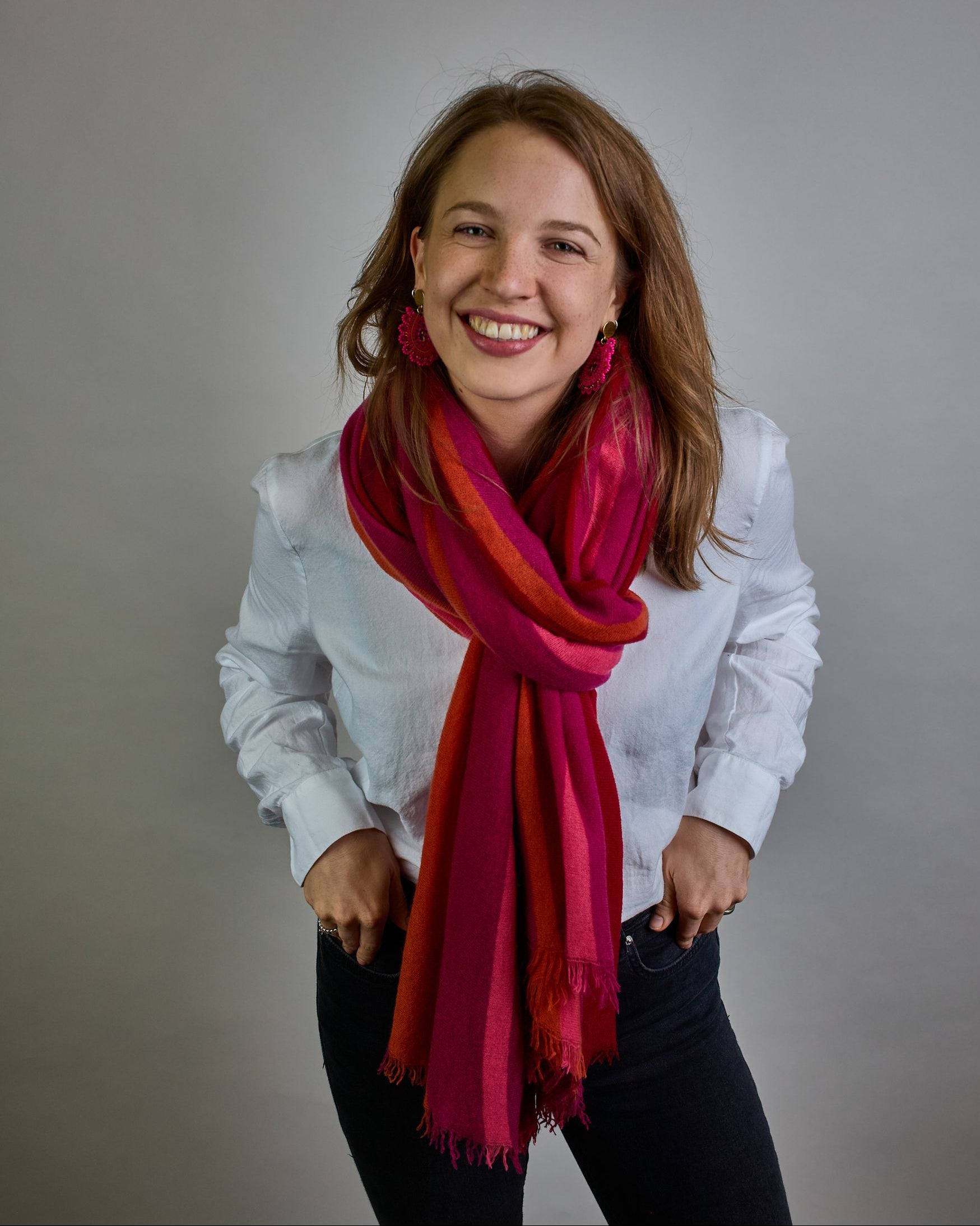 Eleganter gestreifter Kaschmir Schal in den Farben: magenta, rot, orange, bordaux, pink. Leicht aufgeraute Oberfläche durch Filztechnik, kleine Fransen an den Enden. #2