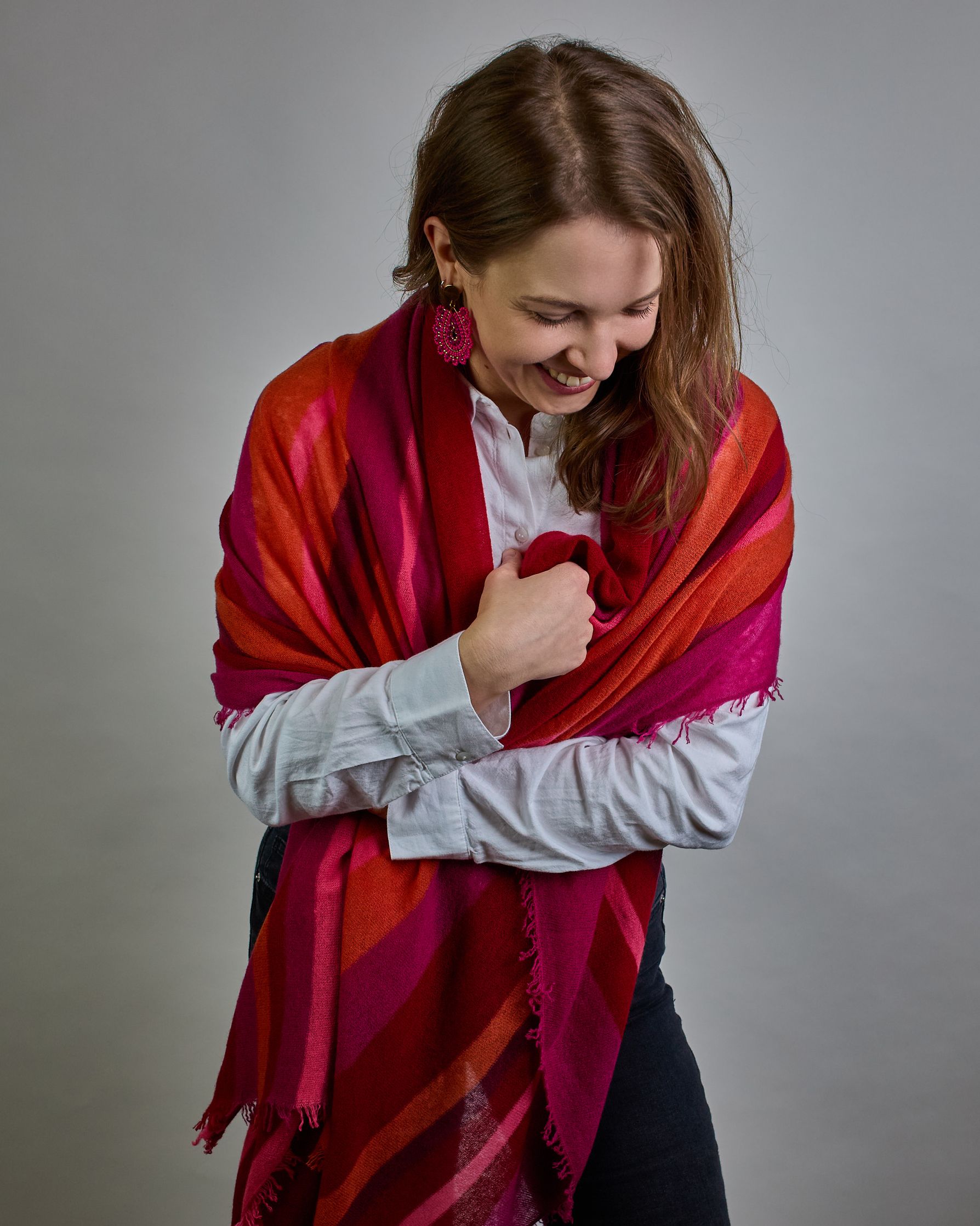 Eleganter gestreifter Kaschmir Schal in den Farben: magenta, rot, orange, bordaux, pink. Leicht aufgeraute Oberfläche durch Filztechnik, kleine Fransen an den Enden. #4