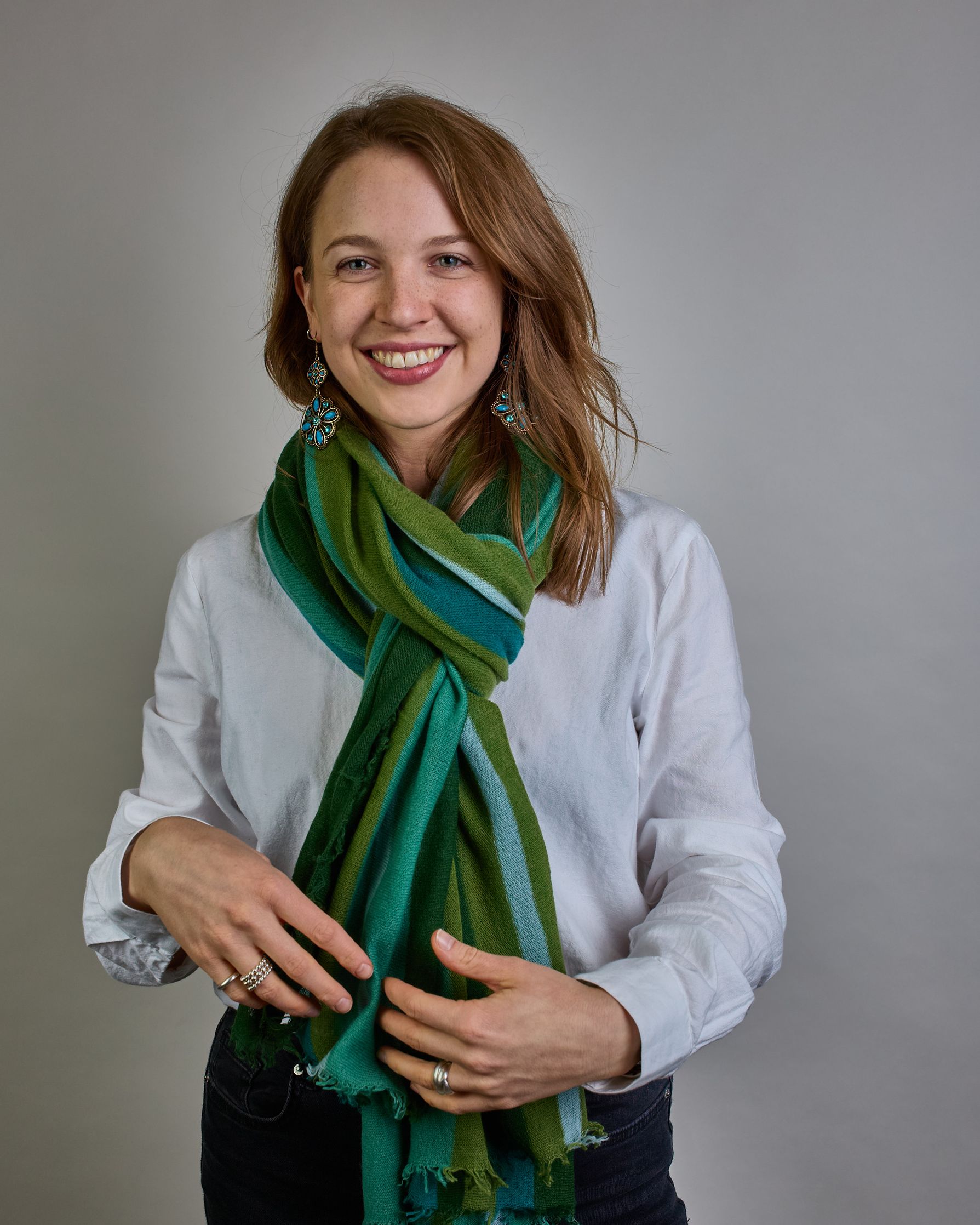 Eleganter gestreifter Kaschmir Schal in den Farben: dunkelgrün, hellgrün, petrol, hellblau, . Leicht aufgeraute Oberfläche durch Filztechnik, kleine Fransen an den Enden. #2