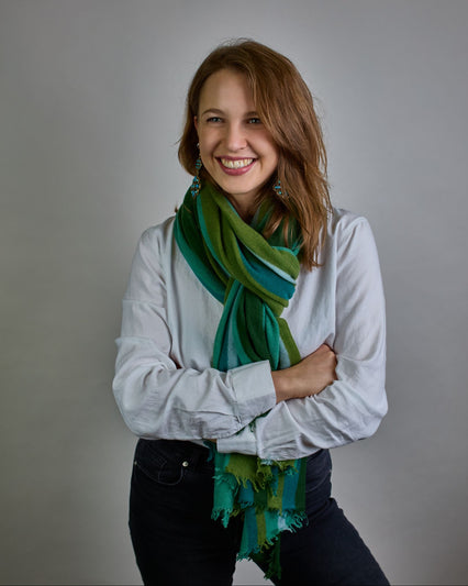 Eleganter gestreifter Kaschmir Schal in den Farben: dunkelgrün, hellgrün, petrol, hellblau, . Leicht aufgeraute Oberfläche durch Filztechnik, kleine Fransen an den Enden. #3