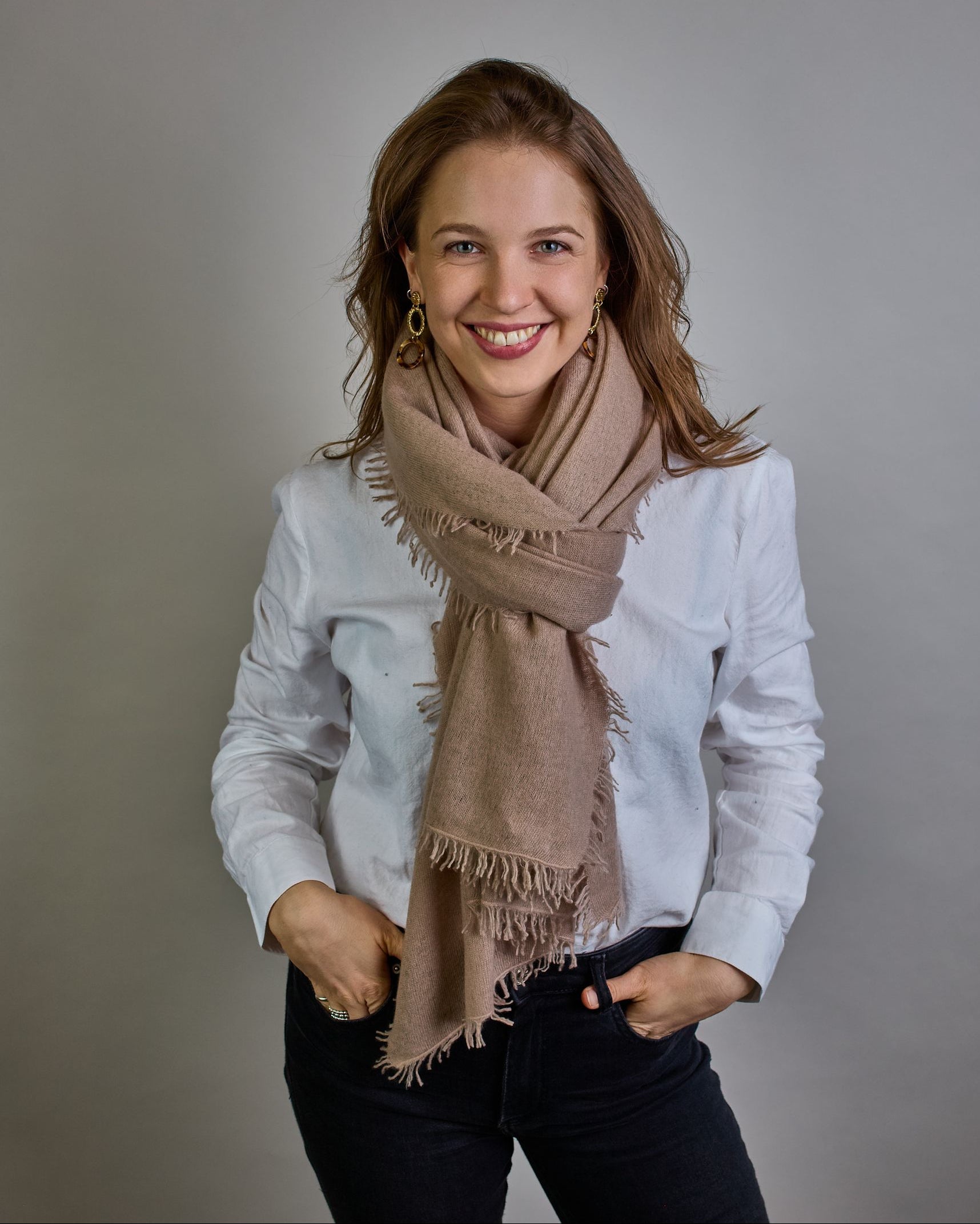 Eleganter hell beiger, steinfarbener Kaschmir Schal, leicht aufgeraute Oberfläche durch Filztechnik, kleine Fransen an den Enden. #1