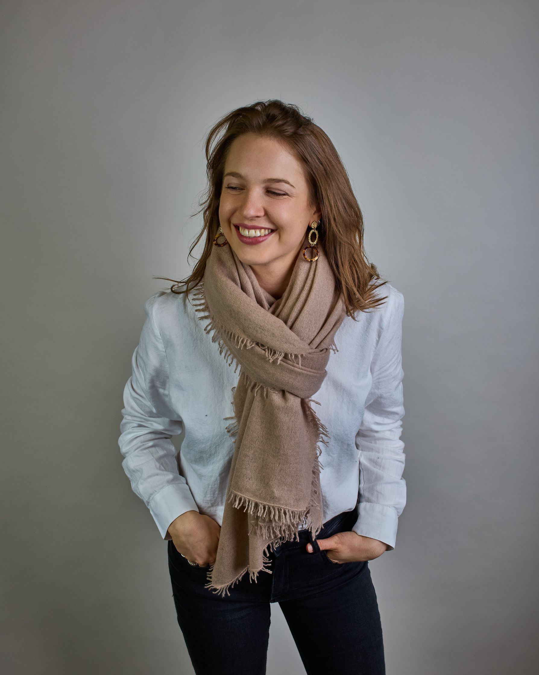 Eleganter hell beiger, steinfarbener Kaschmir Schal, leicht aufgeraute Oberfläche durch Filztechnik, kleine Fransen an den Enden. #3