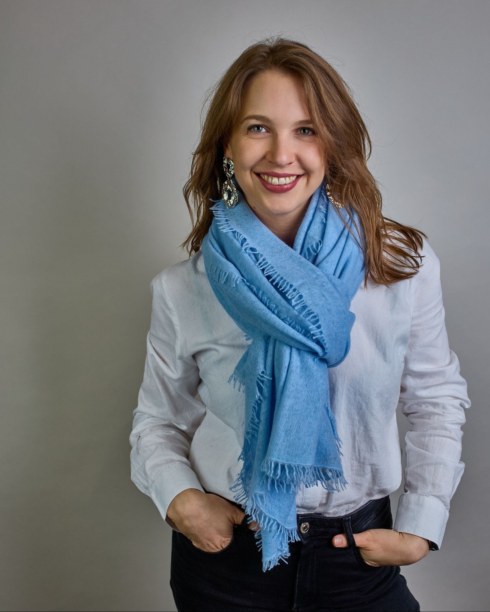 Eleganter hellblauer Kaschmir Schal, leicht aufgeraute Oberfläche durch Filztechnik, kleine Fransen an den Enden. #1