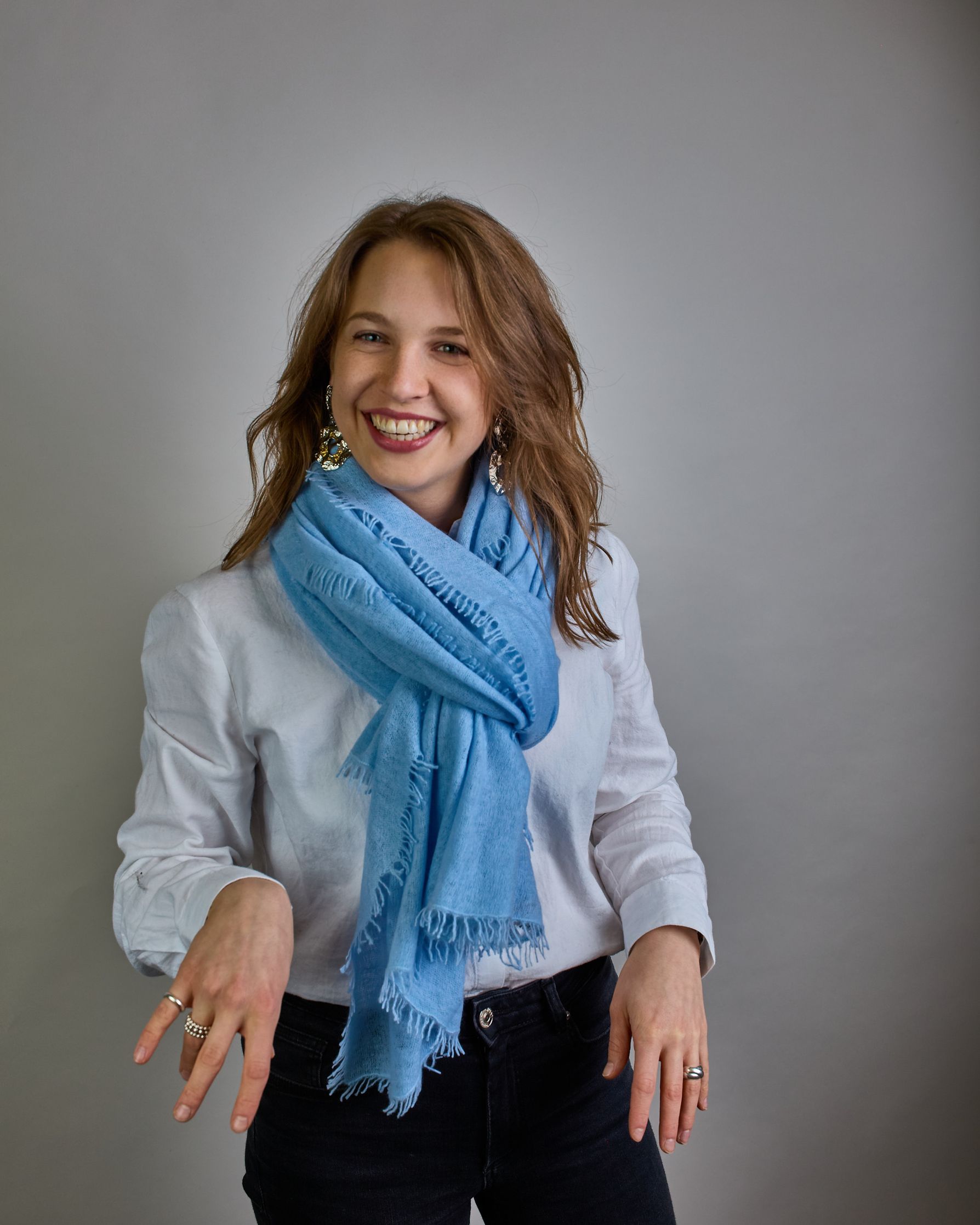 Eleganter hellblauer Kaschmir Schal, leicht aufgeraute Oberfläche durch Filztechnik, kleine Fransen an den Enden. #2