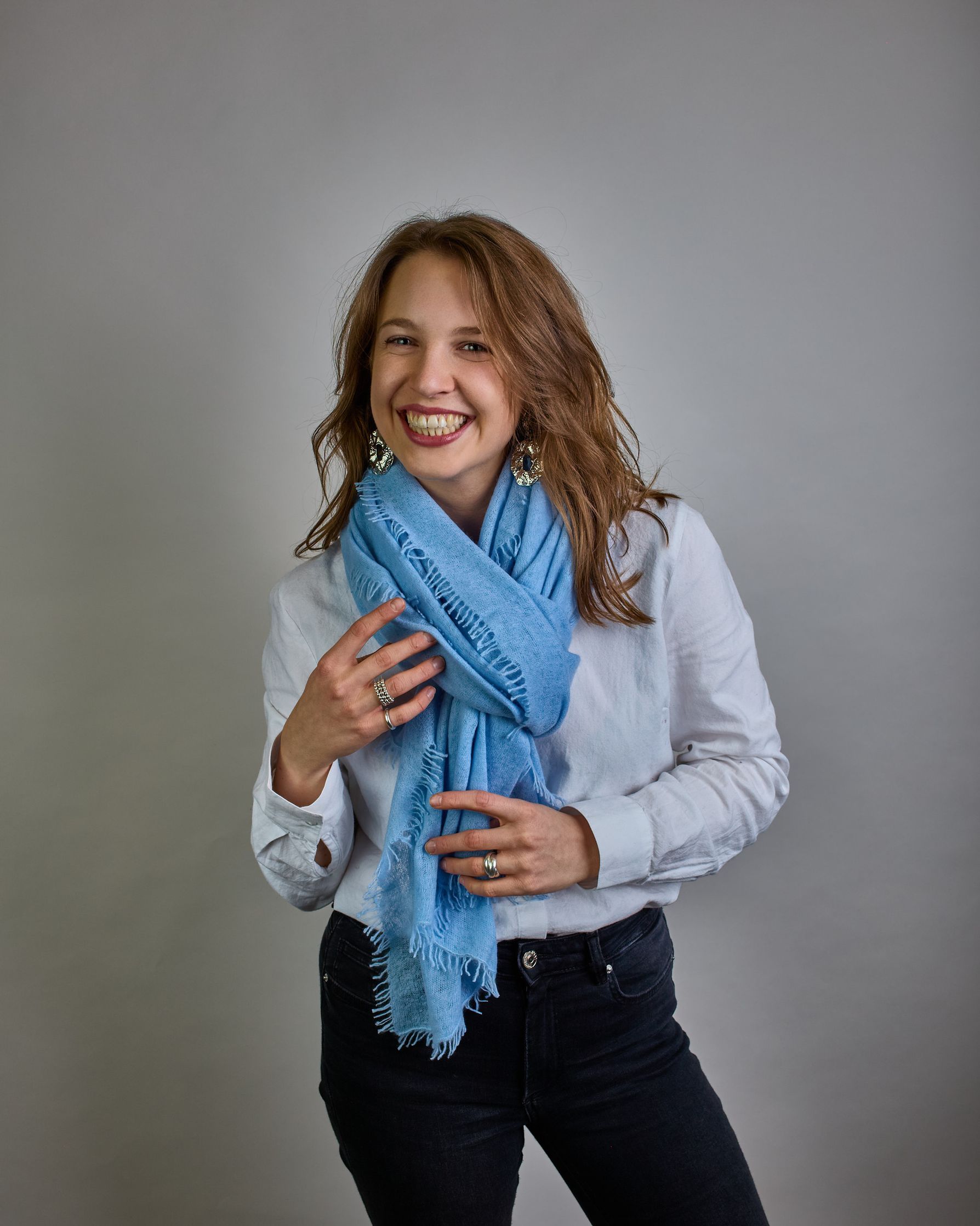 Eleganter hellblauer Kaschmir Schal, leicht aufgeraute Oberfläche durch Filztechnik, kleine Fransen an den Enden. #3