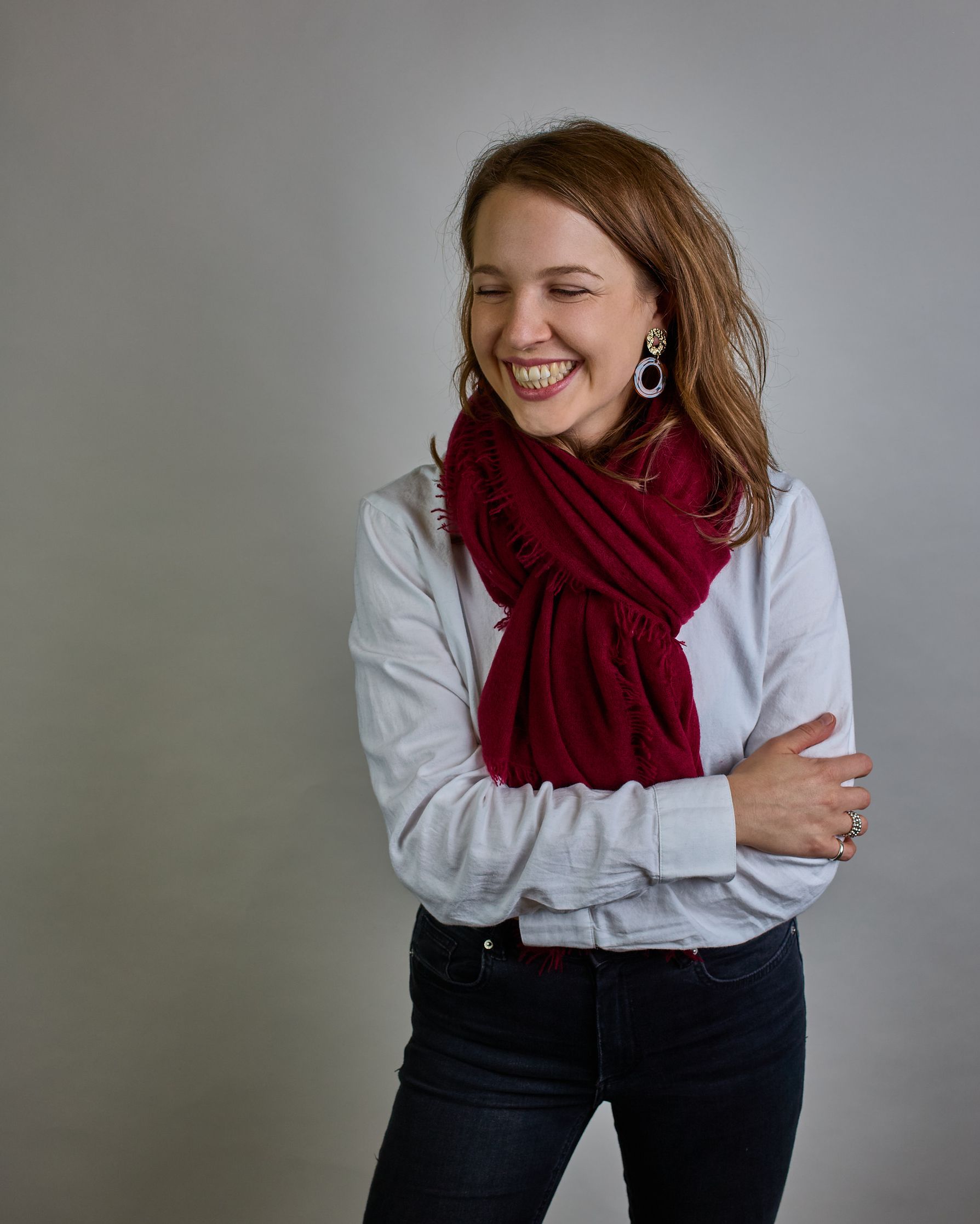 Eleganter dunkelroter Kaschmir Schal, leicht aufgeraute Oberfläche durch Filztechnik, kleine Fransen an den Enden. #2