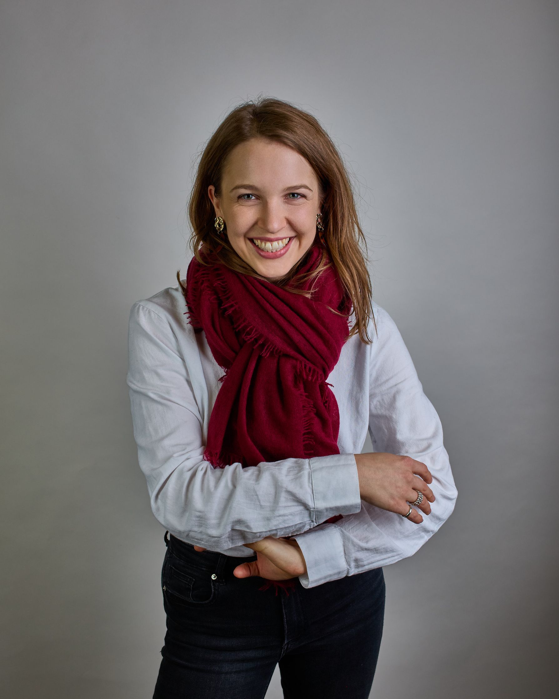 Eleganter dunkelroter Kaschmir Schal, leicht aufgeraute Oberfläche durch Filztechnik, kleine Fransen an den Enden. #3