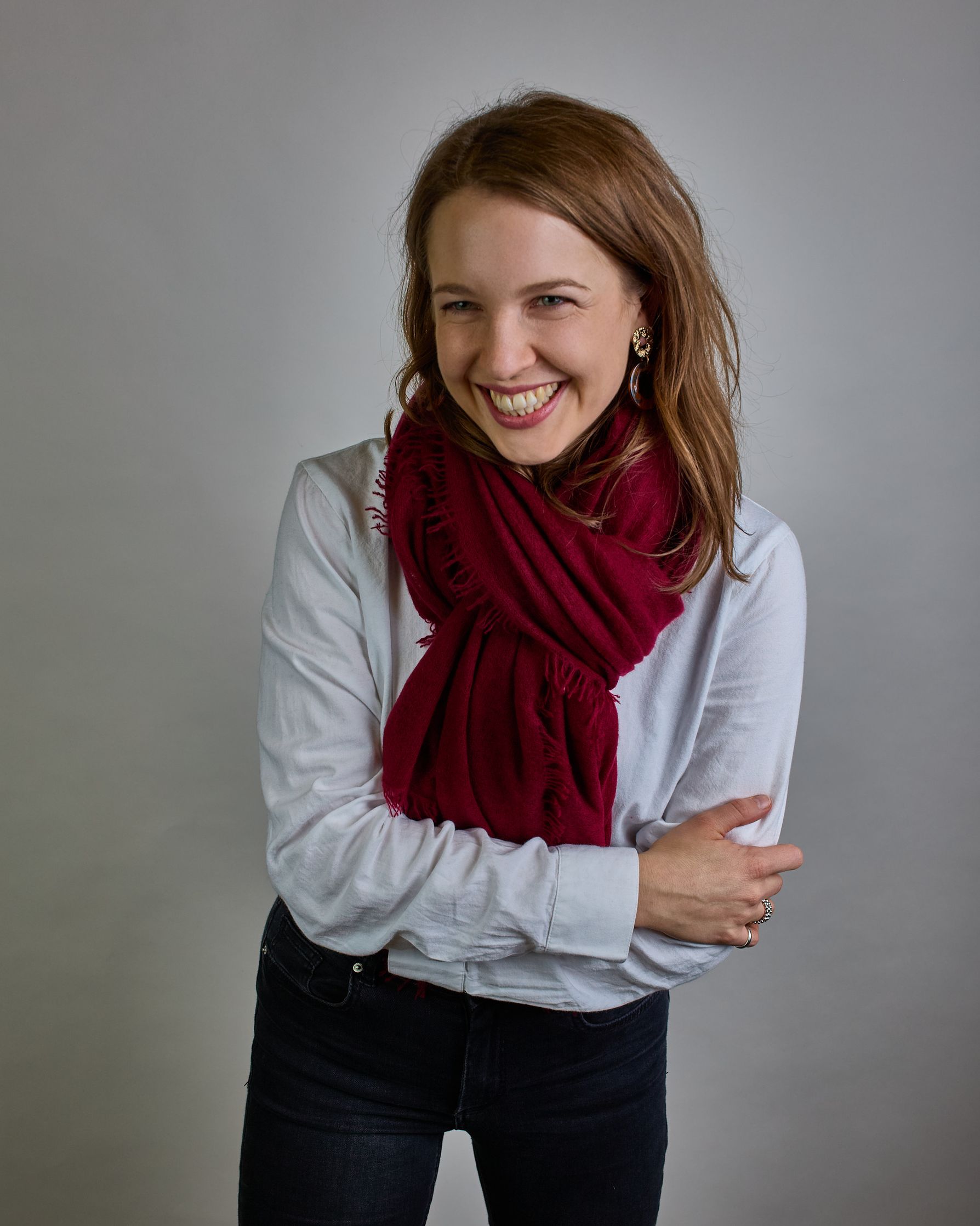 Eleganter dunkelroter Kaschmir Schal, leicht aufgeraute Oberfläche durch Filztechnik, kleine Fransen an den Enden. #4