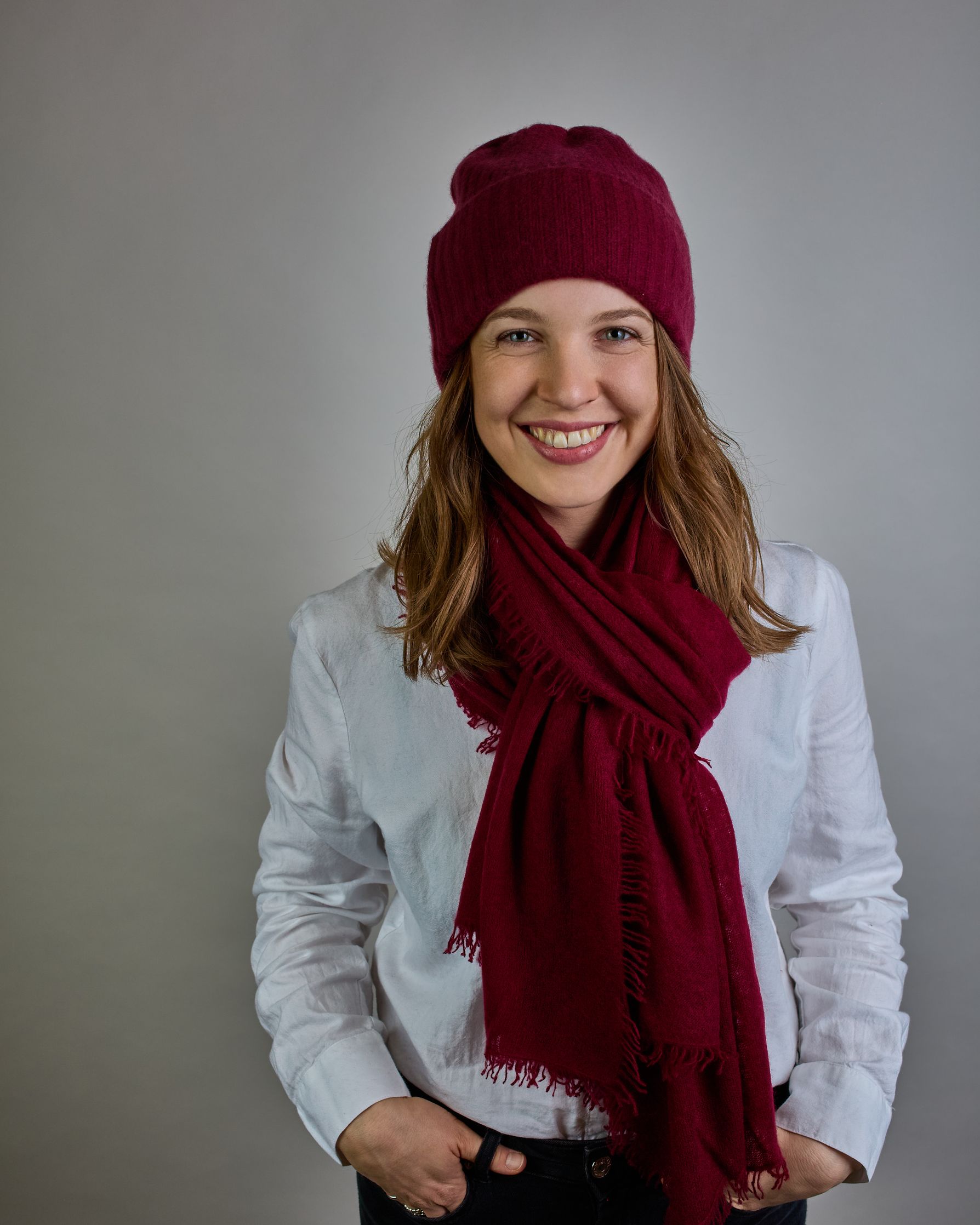 Eleganter dunkelroter Kaschmir Schal, leicht aufgeraute Oberfläche durch Filztechnik, kleine Fransen an den Enden. #5