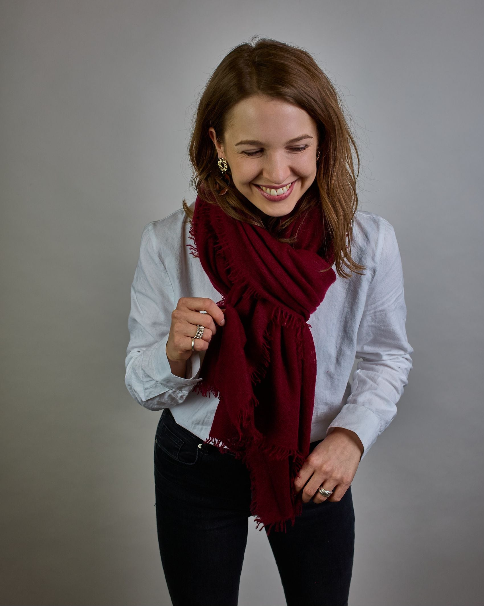 Eleganter dunkelroter Kaschmir Schal, leicht aufgeraute Oberfläche durch Filztechnik, kleine Fransen an den Enden. #1