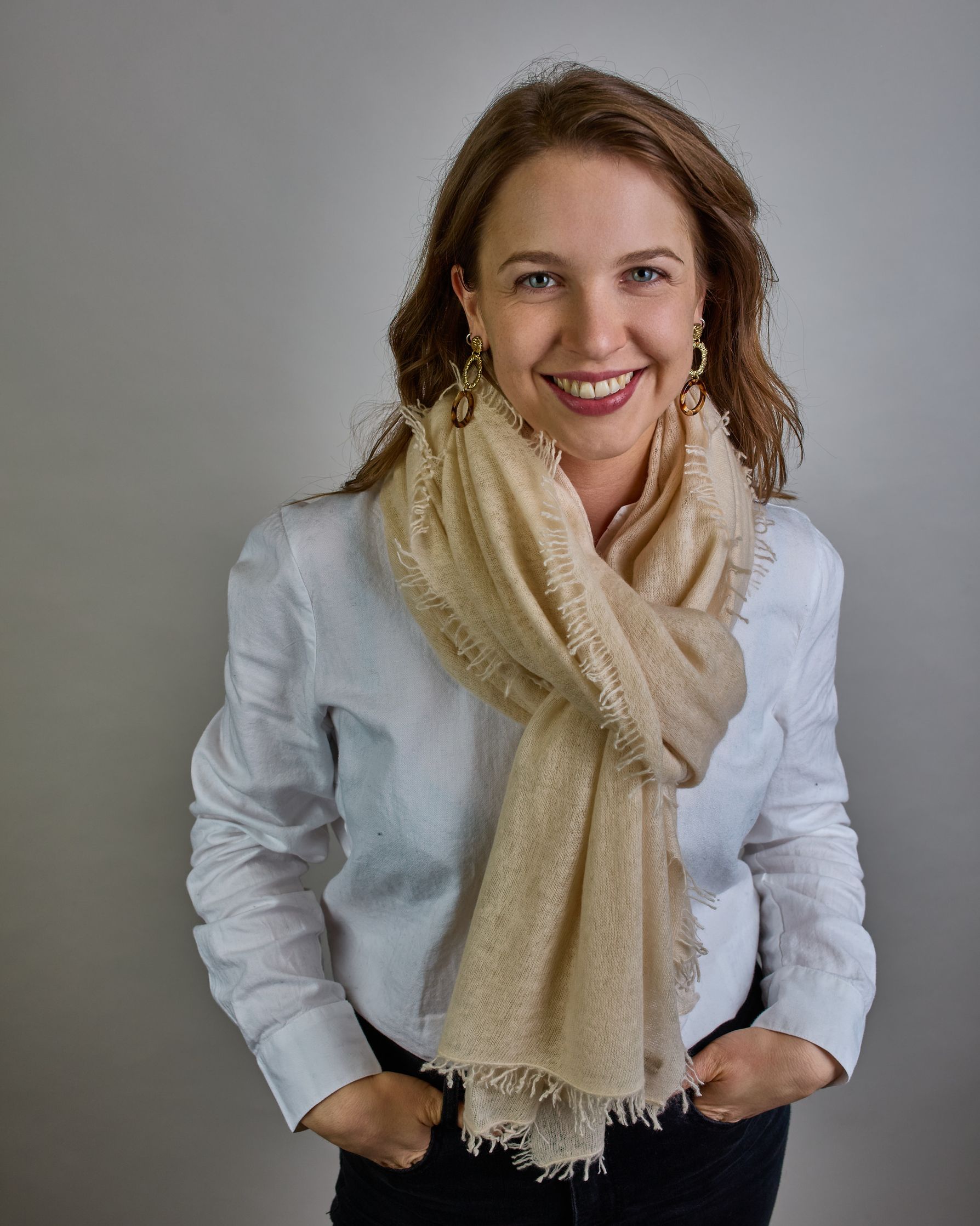 Eleganter cremefarbener Kaschmir Schal, leicht aufgeraute Oberfläche durch Filztechnik, kleine Fransen an den Enden. #1