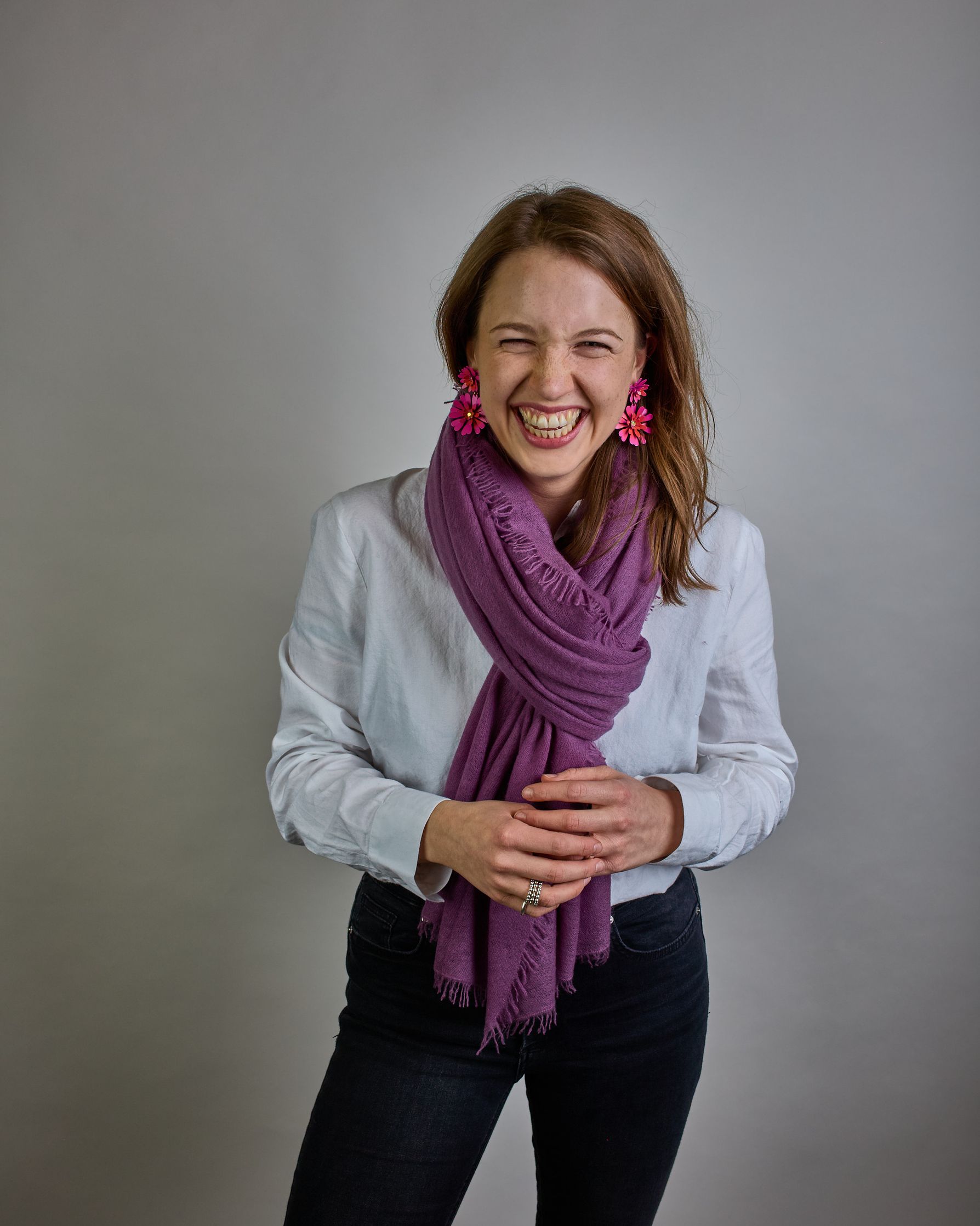 Eleganter dunkelroter Kaschmir Schal, leicht aufgeraute Oberfläche durch Filztechnik, kleine Fransen an den Enden. #2