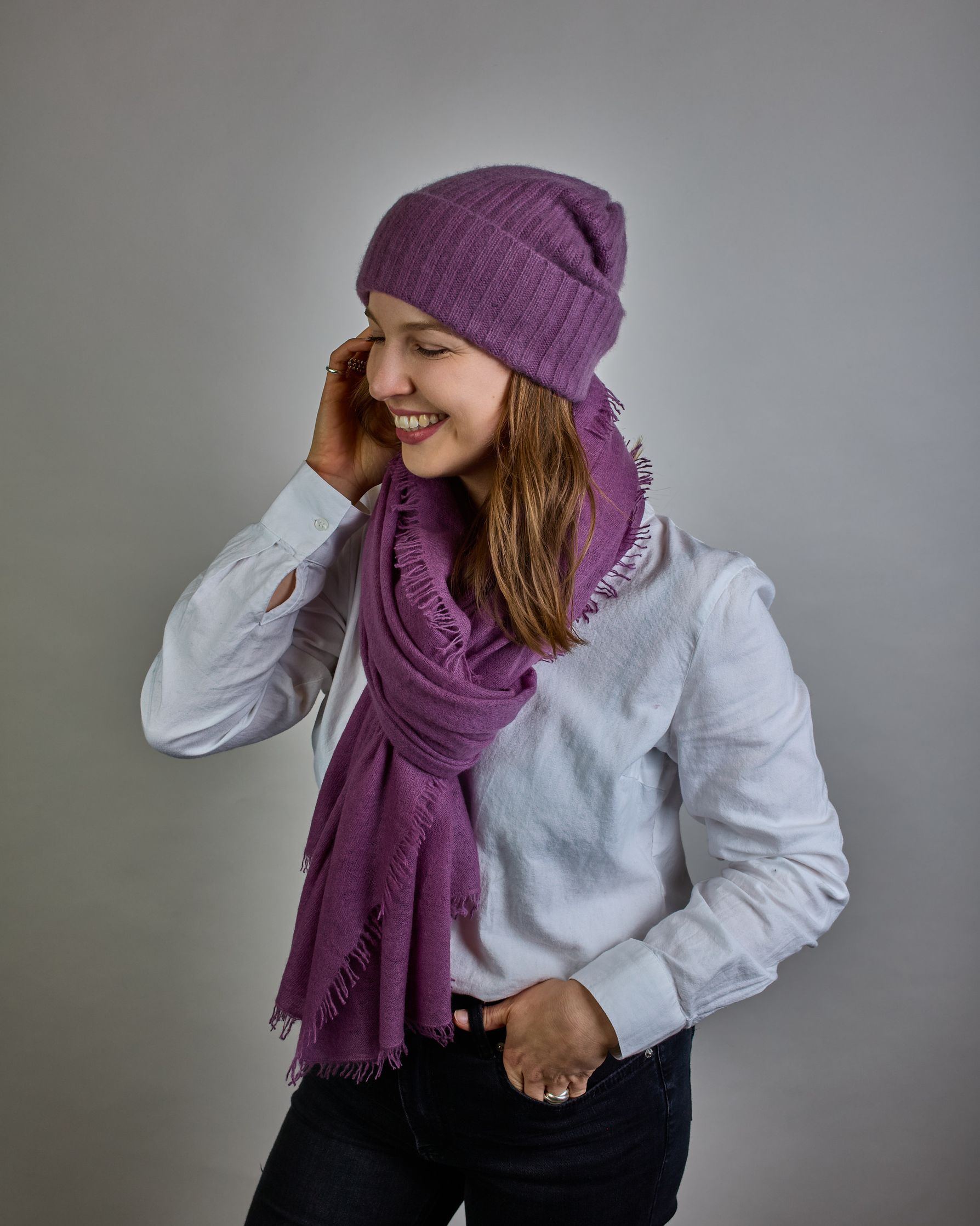 Eleganter dunkelroter Kaschmir Schal, leicht aufgeraute Oberfläche durch Filztechnik, kleine Fransen an den Enden. #4