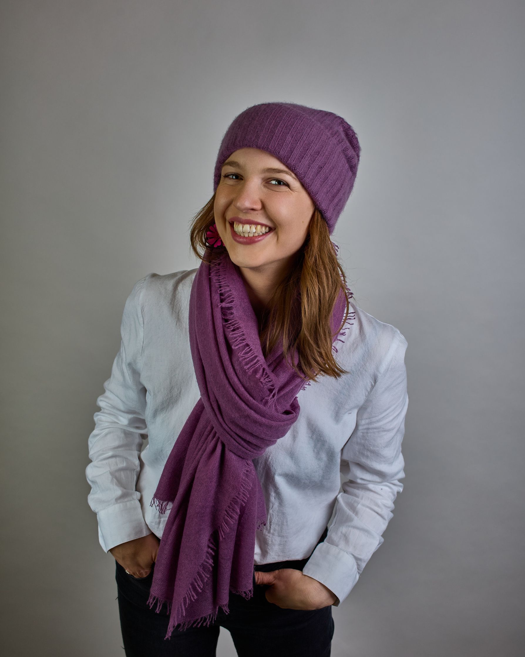 Eleganter dunkelroter Kaschmir Schal, leicht aufgeraute Oberfläche durch Filztechnik, kleine Fransen an den Enden. #5