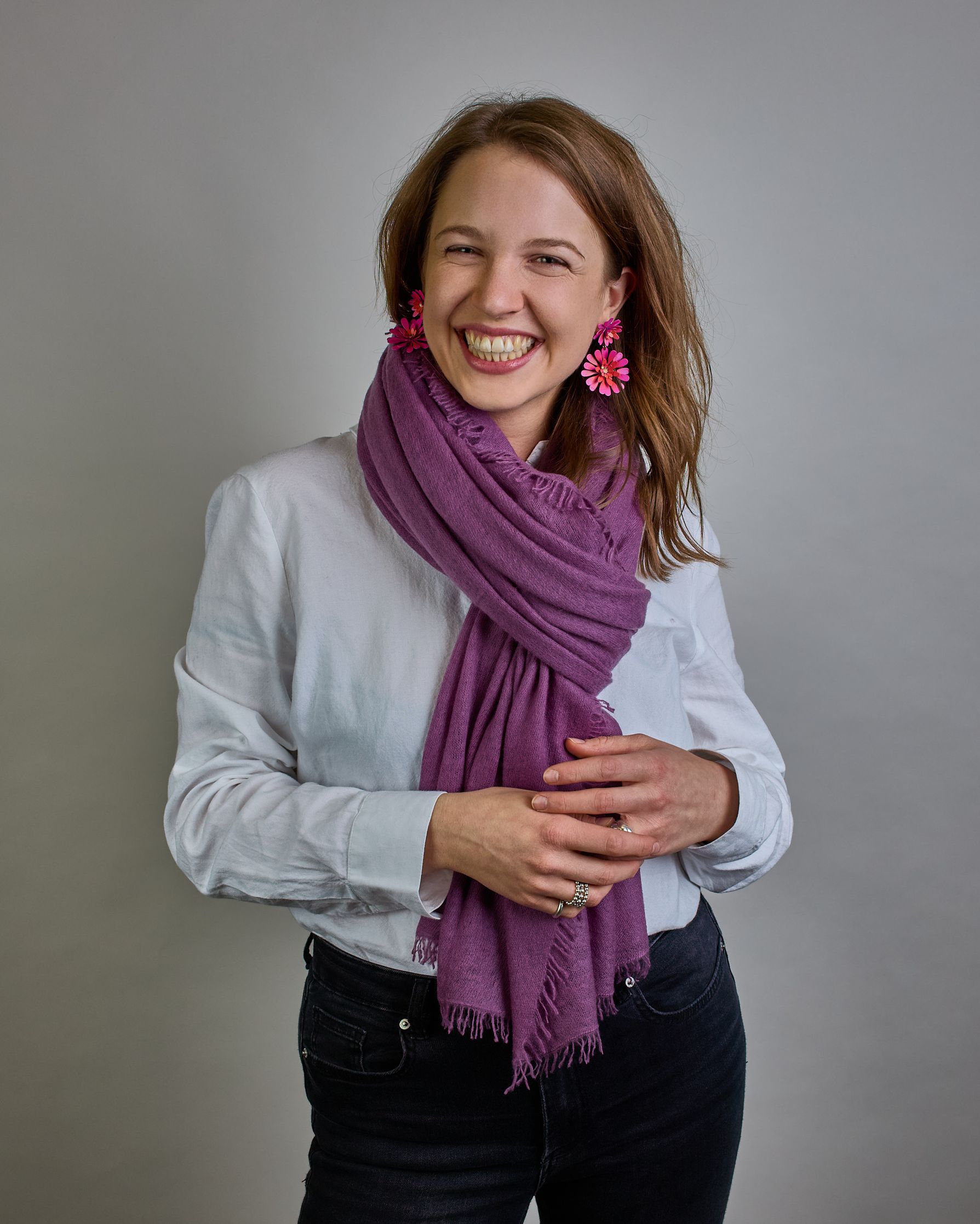 Eleganter dunkelroter Kaschmir Schal, leicht aufgeraute Oberfläche durch Filztechnik, kleine Fransen an den Enden. #1