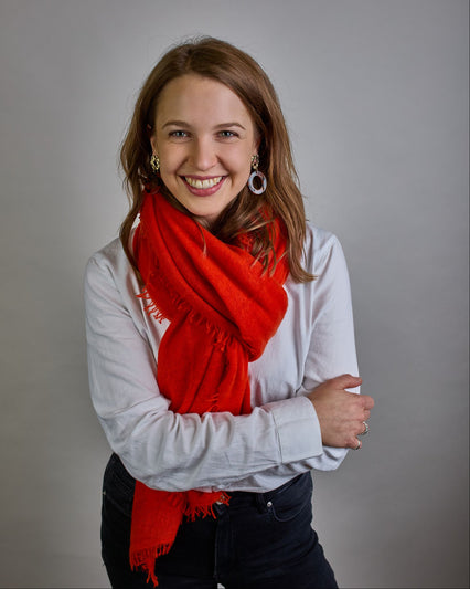 Eleganter orangener Kaschmir Schal, leicht aufgeraute Oberfläche durch Filztechnik, kleine Fransen an den Enden. #1