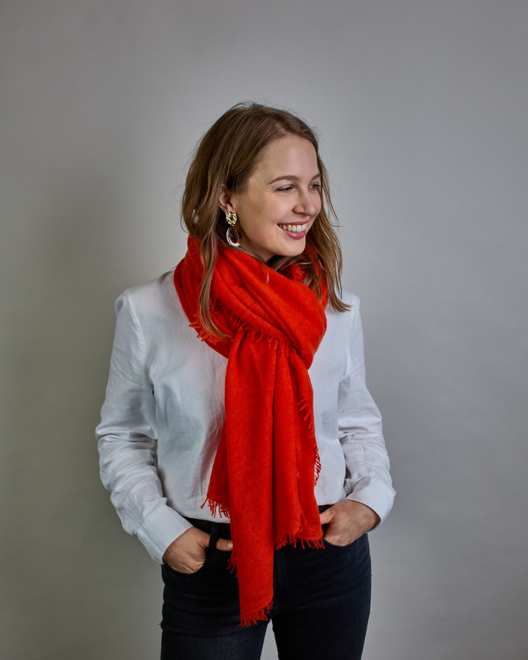 Eleganter orangener Kaschmir Schal, leicht aufgeraute Oberfläche durch Filztechnik, kleine Fransen an den Enden. #3