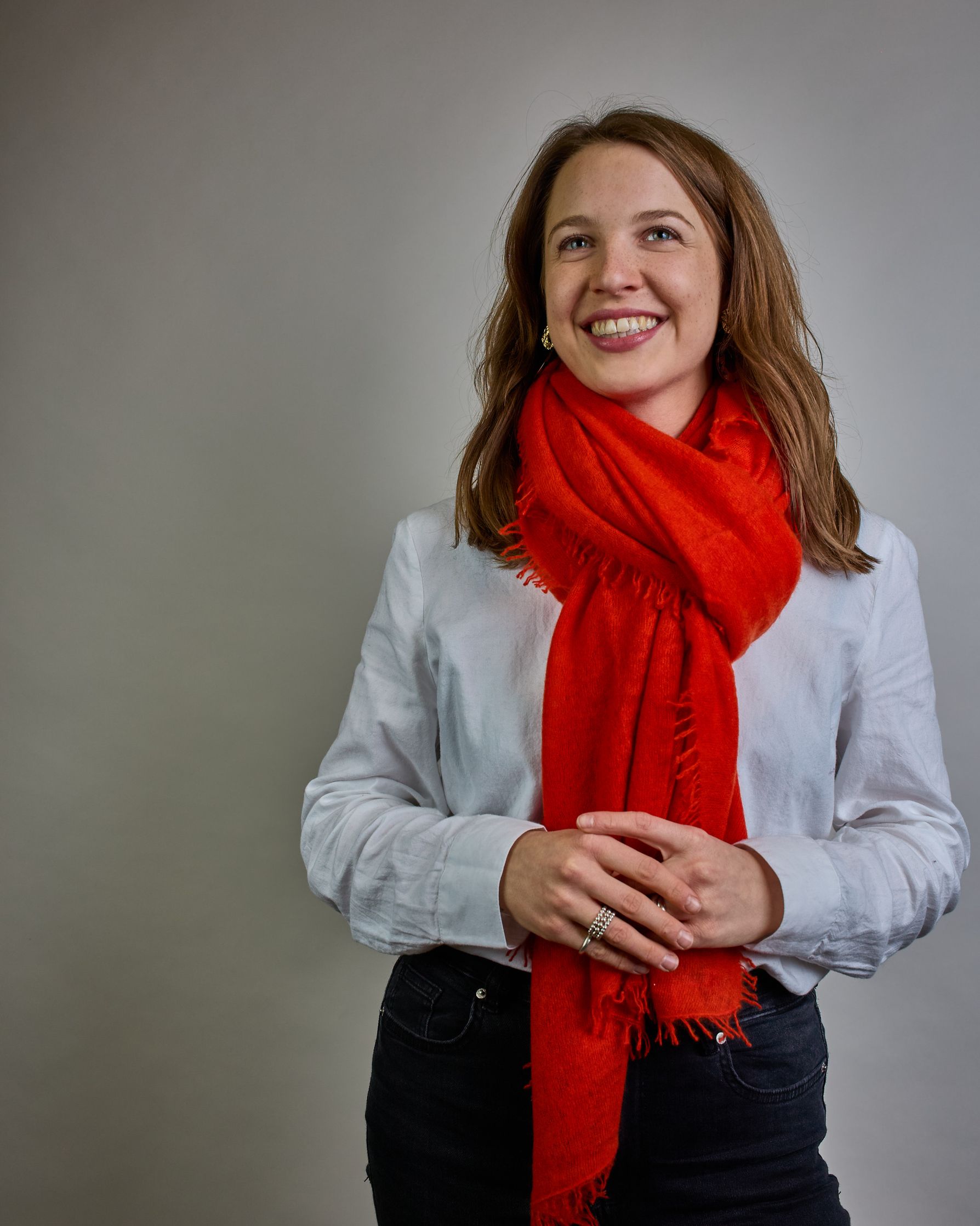 Eleganter orangener Kaschmir Schal, leicht aufgeraute Oberfläche durch Filztechnik, kleine Fransen an den Enden. #4