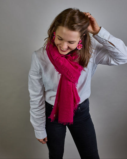 Eleganter pinker Kaschmir Schal, leicht aufgeraute Oberfläche durch Filztechnik, kleine Fransen an den Enden. #2