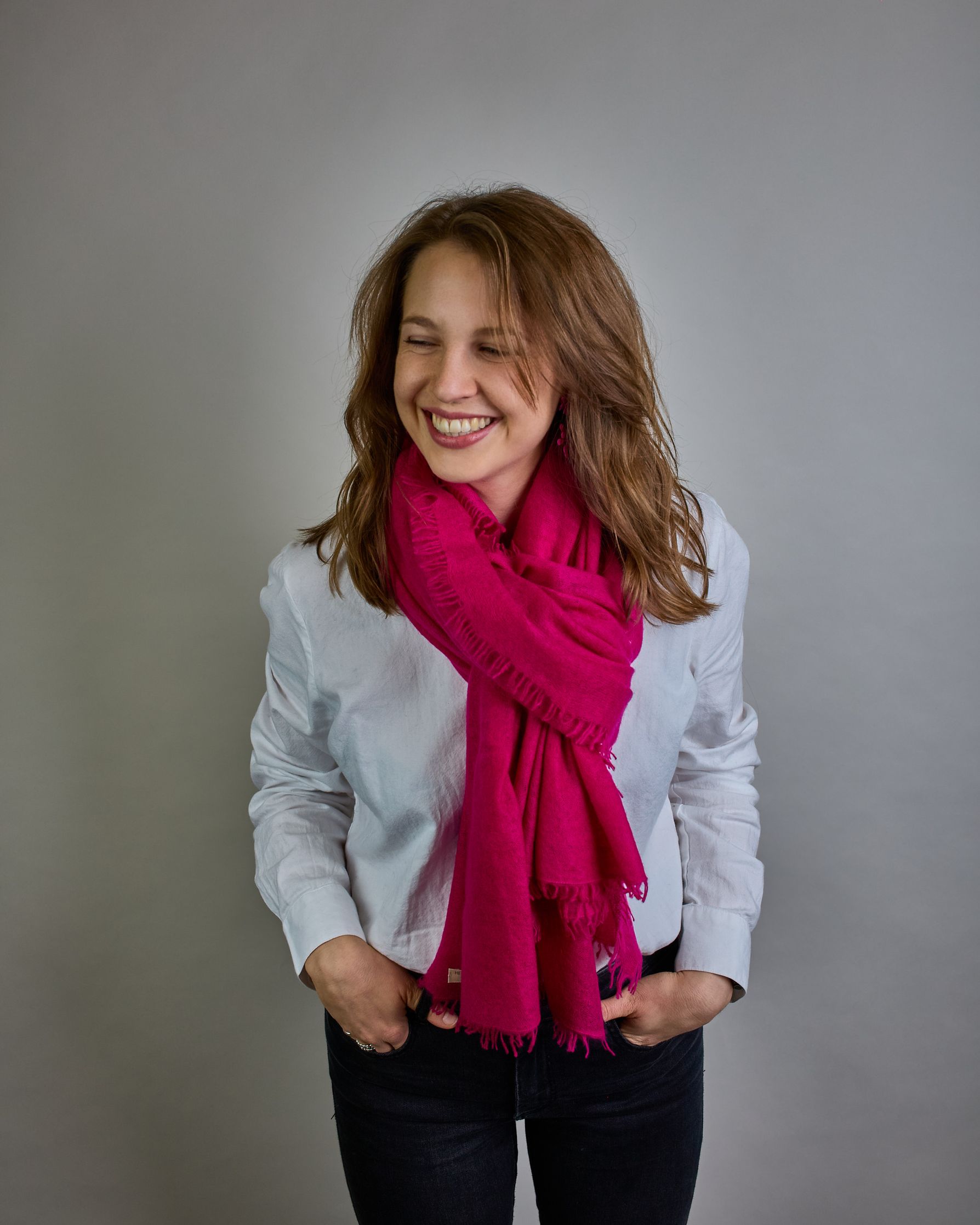 Eleganter pinker Kaschmir Schal, leicht aufgeraute Oberfläche durch Filztechnik, kleine Fransen an den Enden. #3