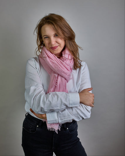 Eleganter babyrosaner Kaschmir Schal, leicht aufgeraute Oberfläche durch Filztechnik, kleine Fransen an den Enden. #4