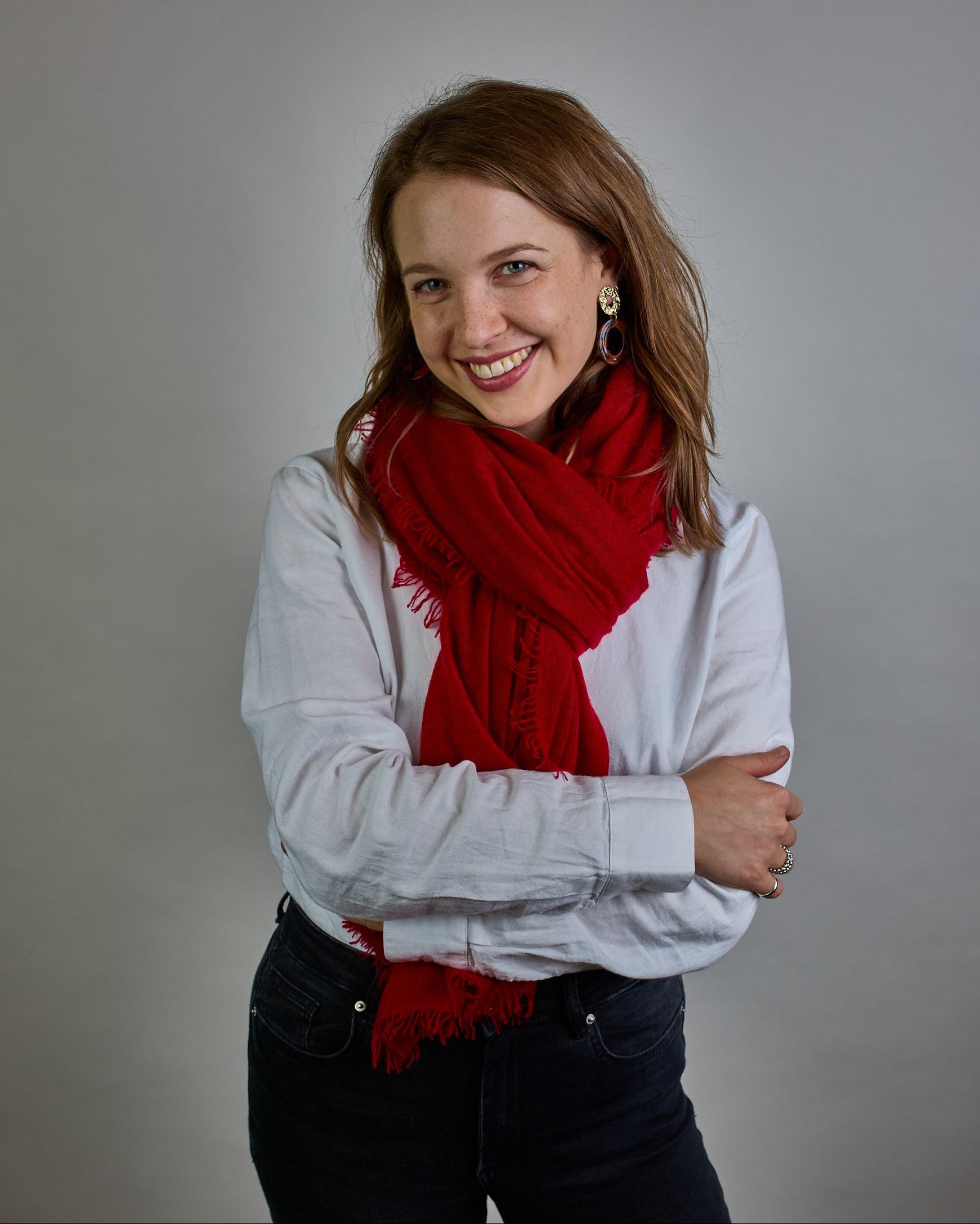 Eleganter kirschroter Kaschmir Schal, leicht aufgeraute Oberfläche durch Filztechnik, kleine Fransen an den Enden. #1