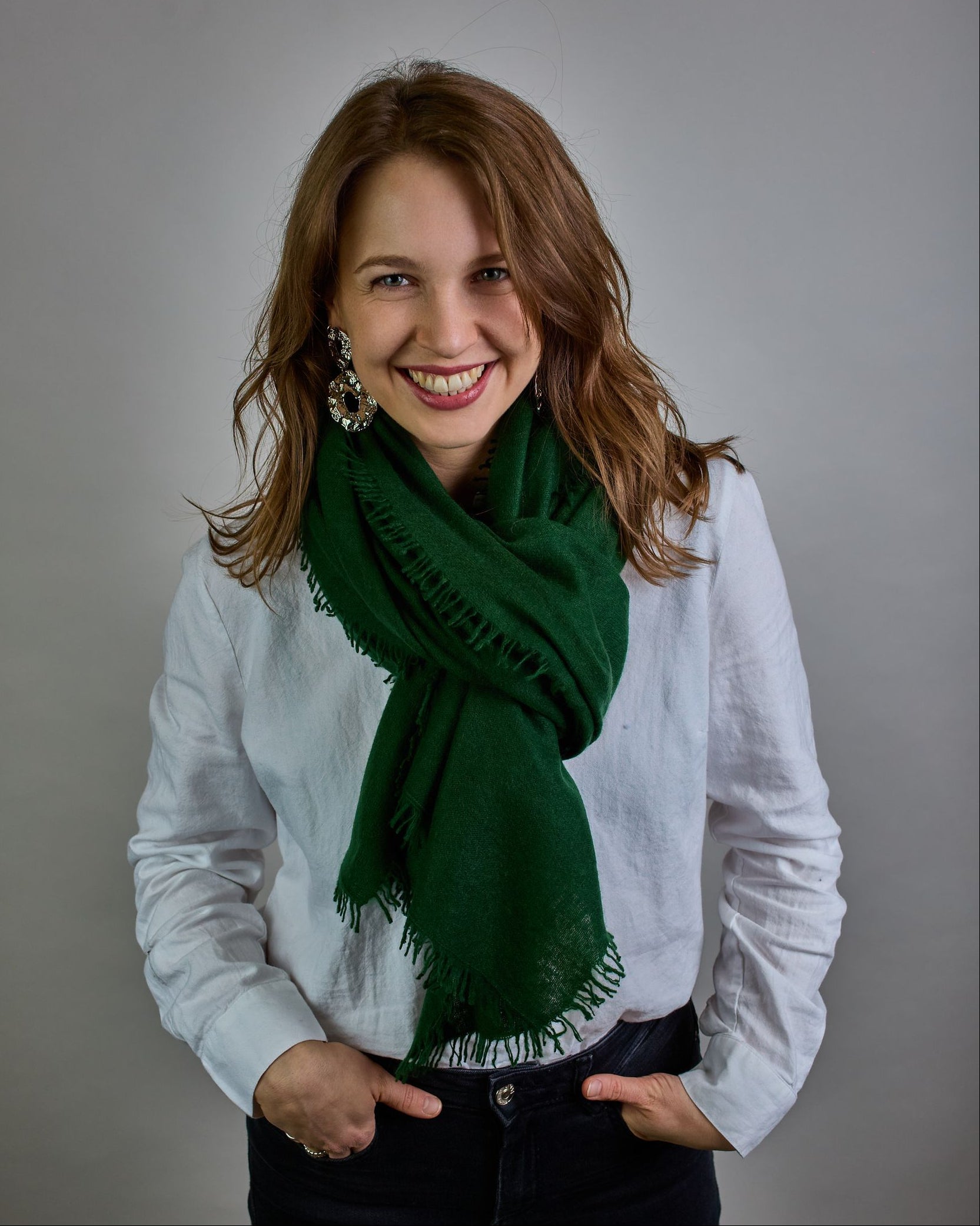 Eleganter dunkelgrüner Kaschmir Schal, leicht aufgeraute Oberfläche durch Filztechnik, kleine Fransen an den Enden. #1