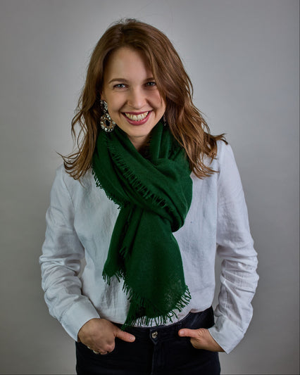 Eleganter dunkelgrüner Kaschmir Schal, leicht aufgeraute Oberfläche durch Filztechnik, kleine Fransen an den Enden. #1