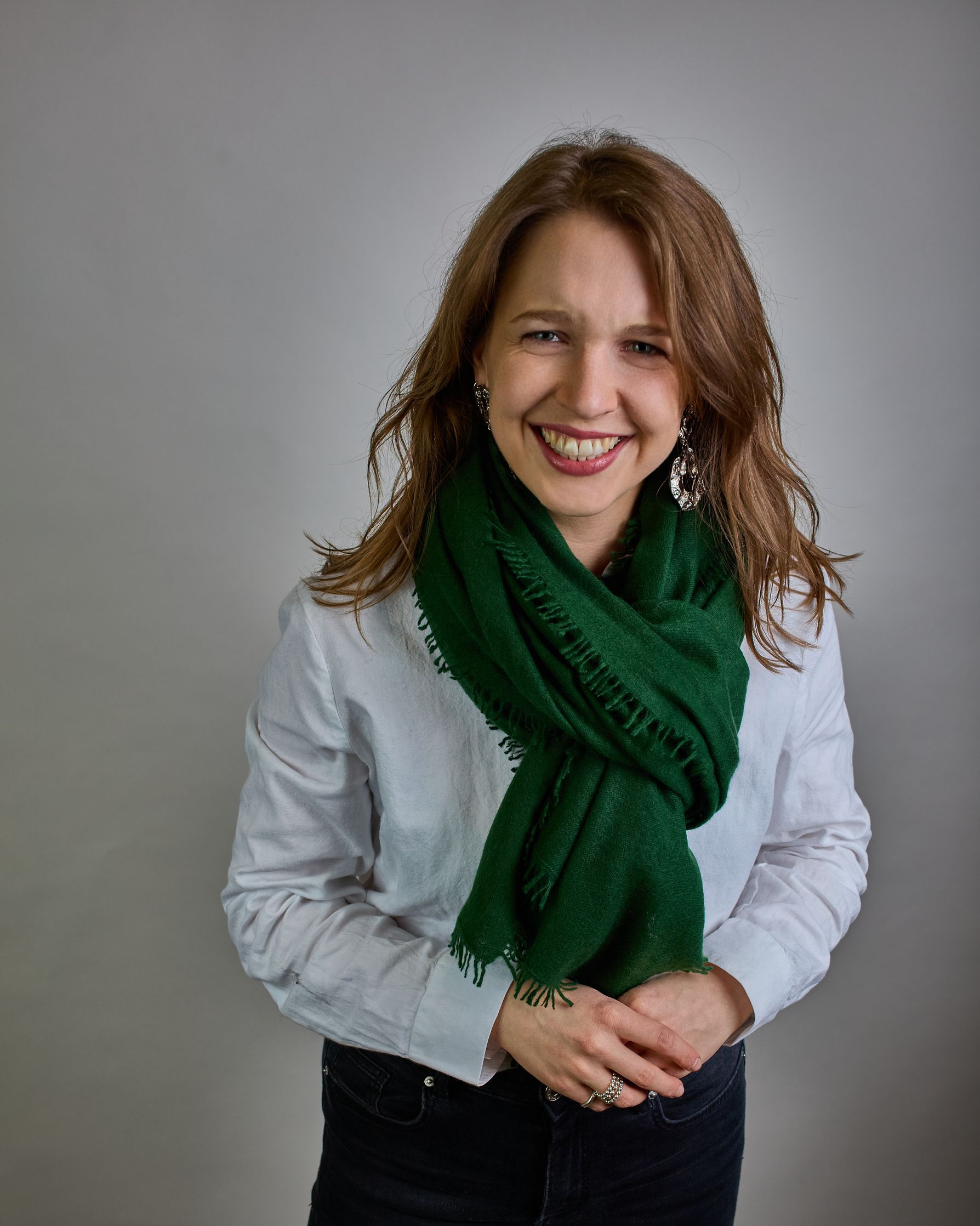 Eleganter dunkelgrüner Kaschmir Schal, leicht aufgeraute Oberfläche durch Filztechnik, kleine Fransen an den Enden. #3