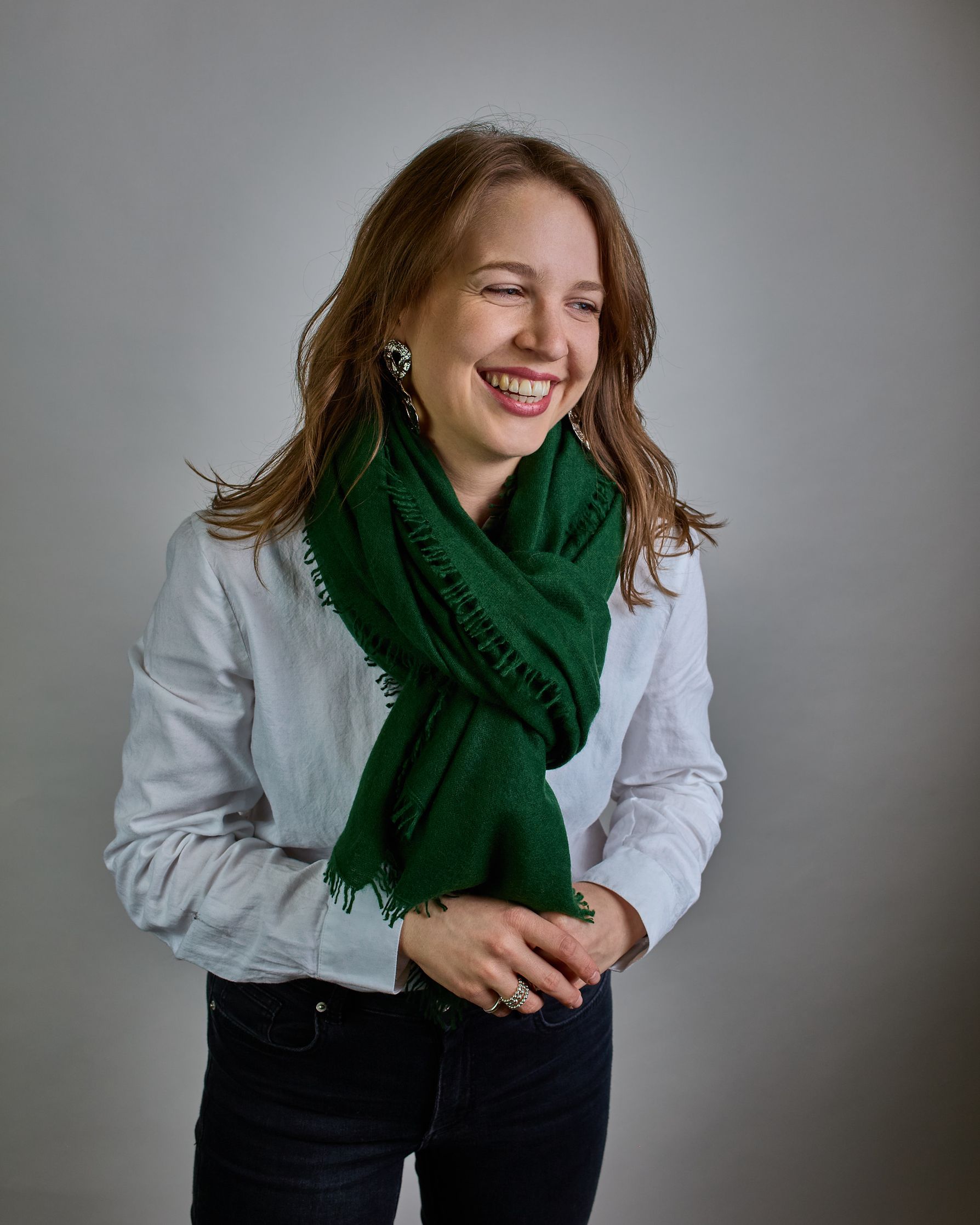 Eleganter dunkelgrüner Kaschmir Schal, leicht aufgeraute Oberfläche durch Filztechnik, kleine Fransen an den Enden. #4