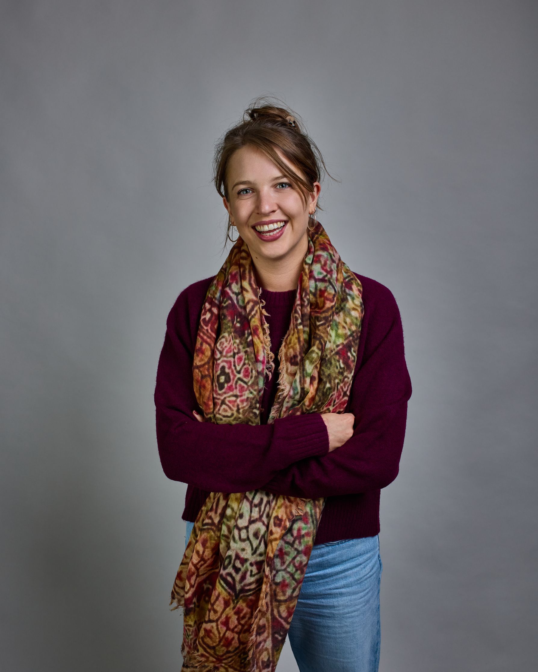 Ein Schal aus 75 % Wolle und 25 % Modal mit den Maßen 100 × 180 cm. Je nach Bild ist er locker um den Nacken gelegt oder einmal gewickelt, um eine lockere Schlaufe um den Hals zu haben, oder zweimal gewickelt, um das Maximum an Wärme zu bekommen. An den Kanten ist er leicht gefranst. Das Muster des Schals ist orientalisch inspiriert und besteht aus unterschiedlichen Ornamenten in verschiedenen Beige- beziehungsweise Gelb- oder Brauntönen und Akzenten aus Pink- Grün-, und Türkistönen. #7