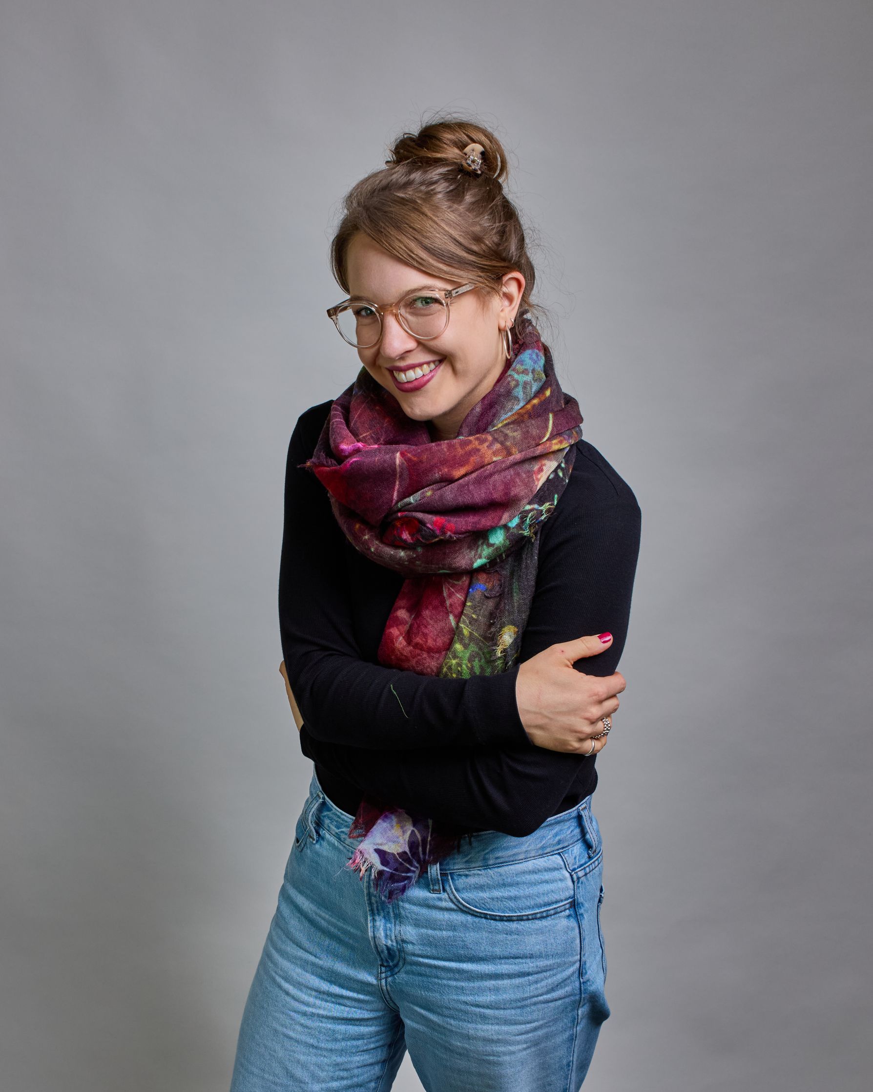 Ein Schal aus 75 % Wolle und 25 % Modal mit den Maßen 100 × 180 cm. Je nach Bild ist er locker um den Nacken gelegt oder einmal gewickelt, um eine lockere Schlaufe um den Hals zu haben, oder zweimal gewickelt, um das Maximum an Wärme zu bekommen. An den Kanten ist er leicht gefranst. Die Hintergrundfarbe des Schals ist Schwarz während sich filigrane Pusteblumen und Blätter in leuchtenden Türkis-, Rot-, Gelb- und Rosatönen verteilen. #2