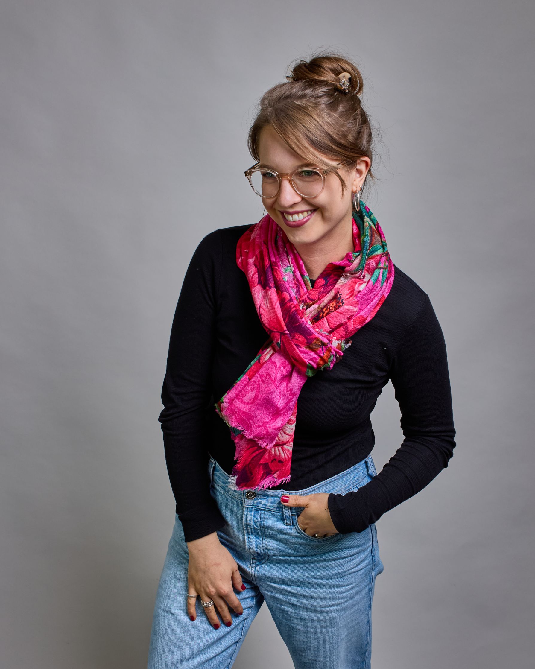 Ein Schal aus 75 % Wolle und 25 % Modal mit den Maßen 70 × 180 cm. Je nach Bild ist er locker um den Nacken gelegt oder einmal gewickelt, um eine lockere Schlaufe um den Hals zu haben, oder zweimal gewickelt, um das Maximum an Wärme zu bekommen. An den Kanten ist er leicht gefranst. Die Hintergrundfarbe des Schals ist pink. Auf dem ganzen Schal sind Blumen in Rot-, und Pinktönen sowie Blätter beziehungsweise Blumenstängel in verschiedenen Grüntönen verteilt. #1