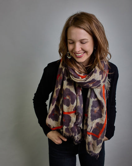 Schal mit klassischem Leopardenmuster in Brauntönen. Nach innen versetzer Rahmen entland der Form des Schales in orange. #1