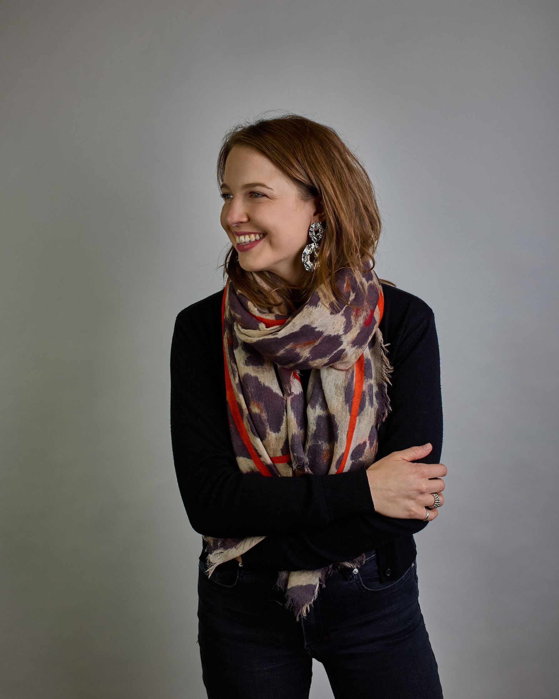 Schal mit klassischem Leopardenmuster in Brauntönen. Nach innen versetzer Rahmen entland der Form des Schales in orange. #2